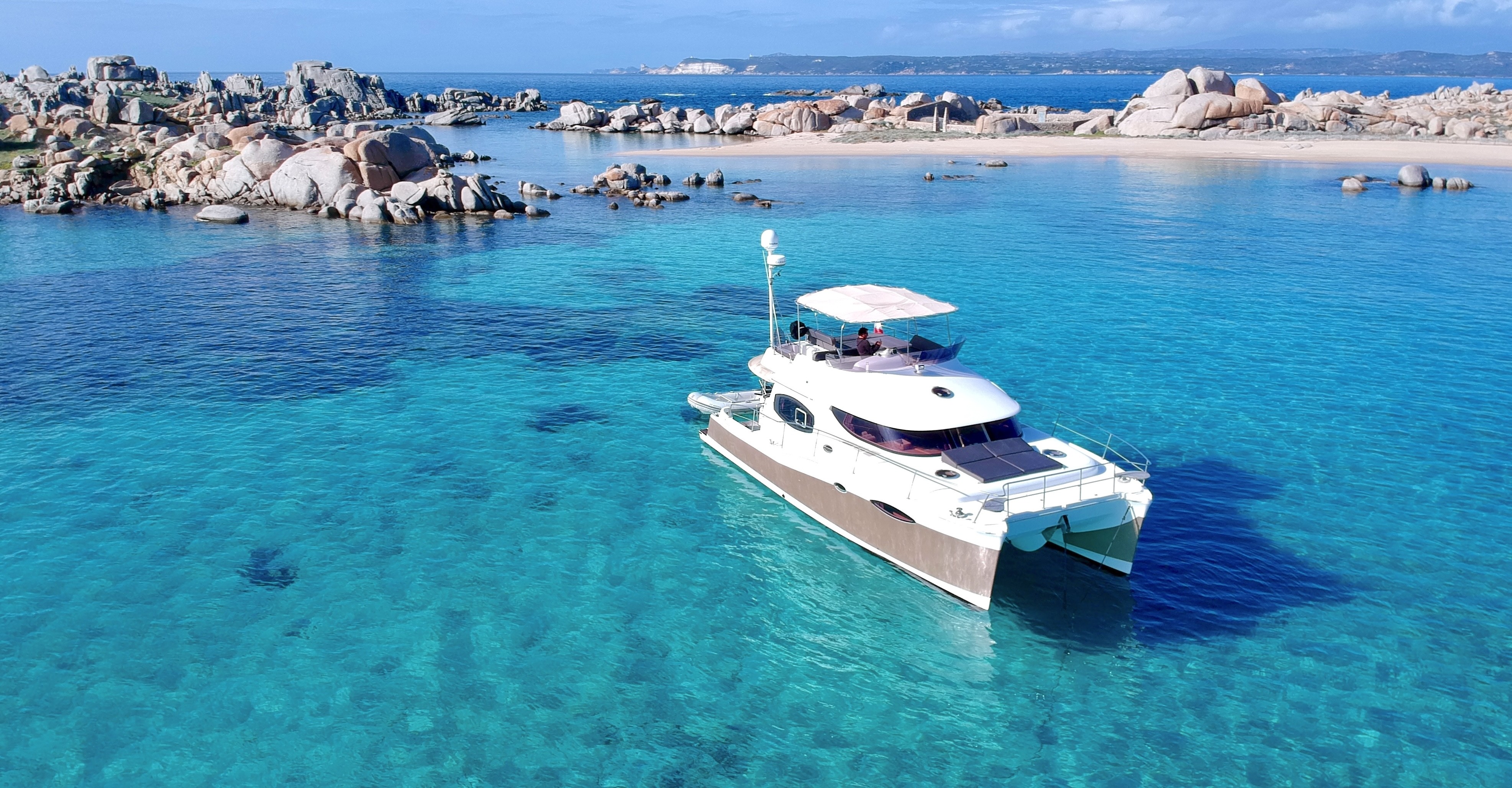 Paseo privado en catamarán a Bouches desde Bonifacio con esnórquel y SUP.