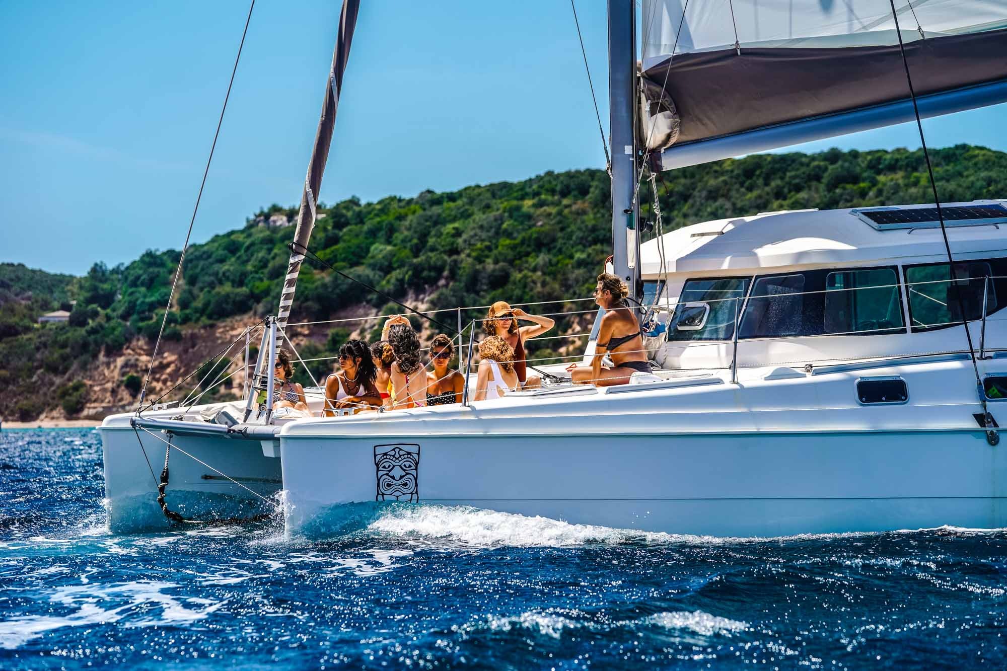 Balade privée en catamaran aux îles Lavezzi & Bouches de Bonifacio avec Snorkeling avec Bonifacio Catamaran.