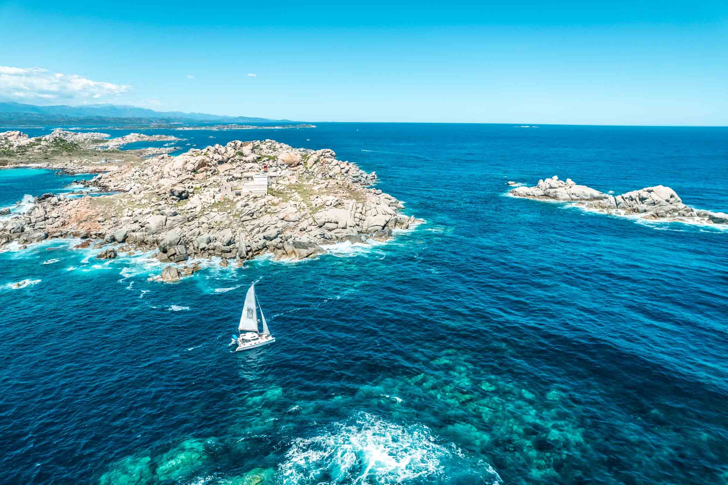 Balade privée en catamaran aux îles Lavezzi & Bouches de Bonifacio avec Snorkeling.