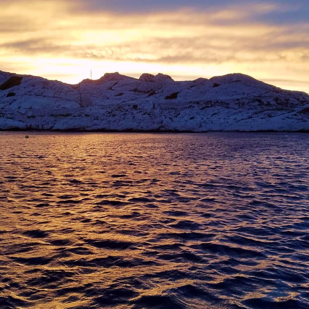 Bootstour zu den Frioul-Inseln bei Sonnenuntergang ab Marseille – Linkes Ufer mit Eco Calanques Marseille.