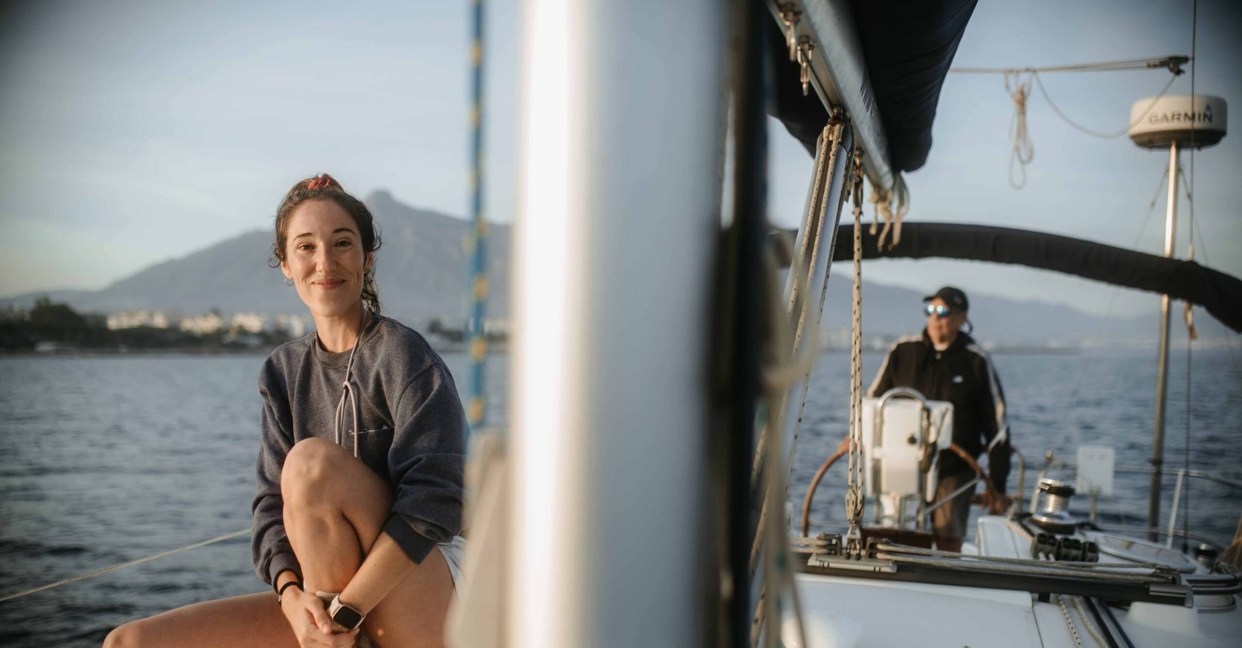 Tour di mezza giornata in barca a vela privata a Puerto Banús con SUP e aperitivo.