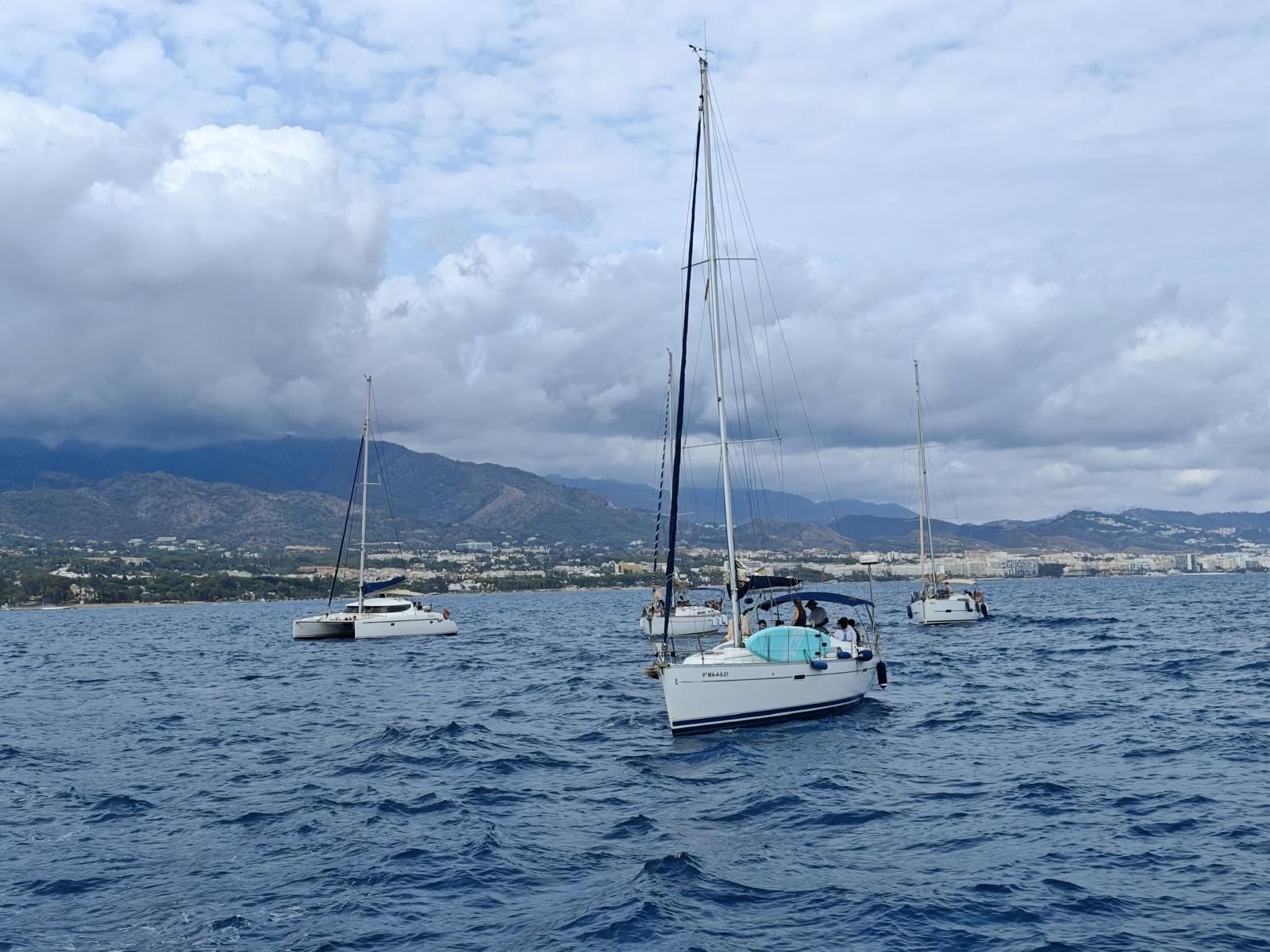 Tour di mezza giornata in barca a vela privata a Puerto Banús con SUP e aperitivo con Sail in Spain Marbella.