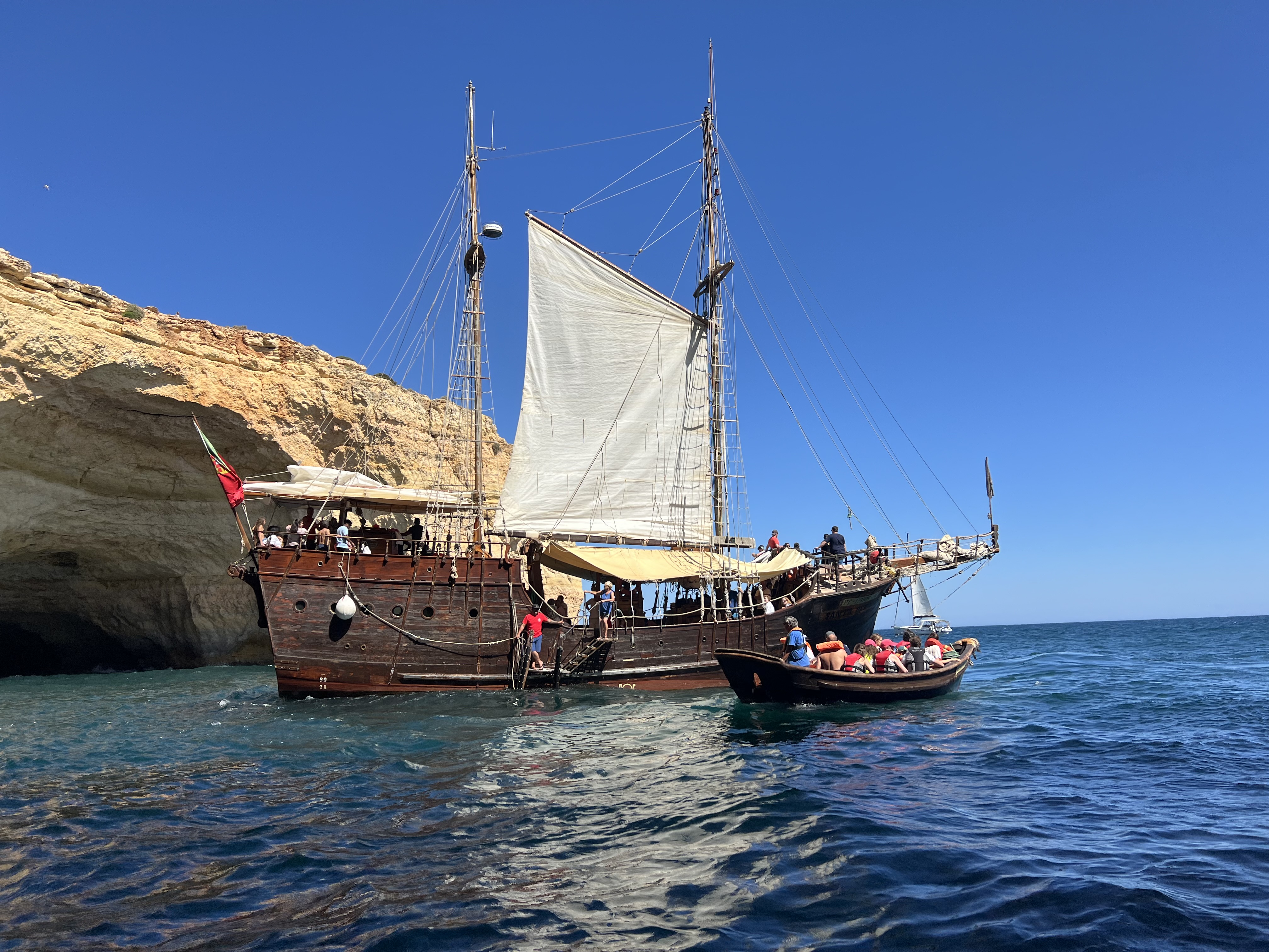 Piratenbootstour zu den Höhlen von Lagos ab Portimão.