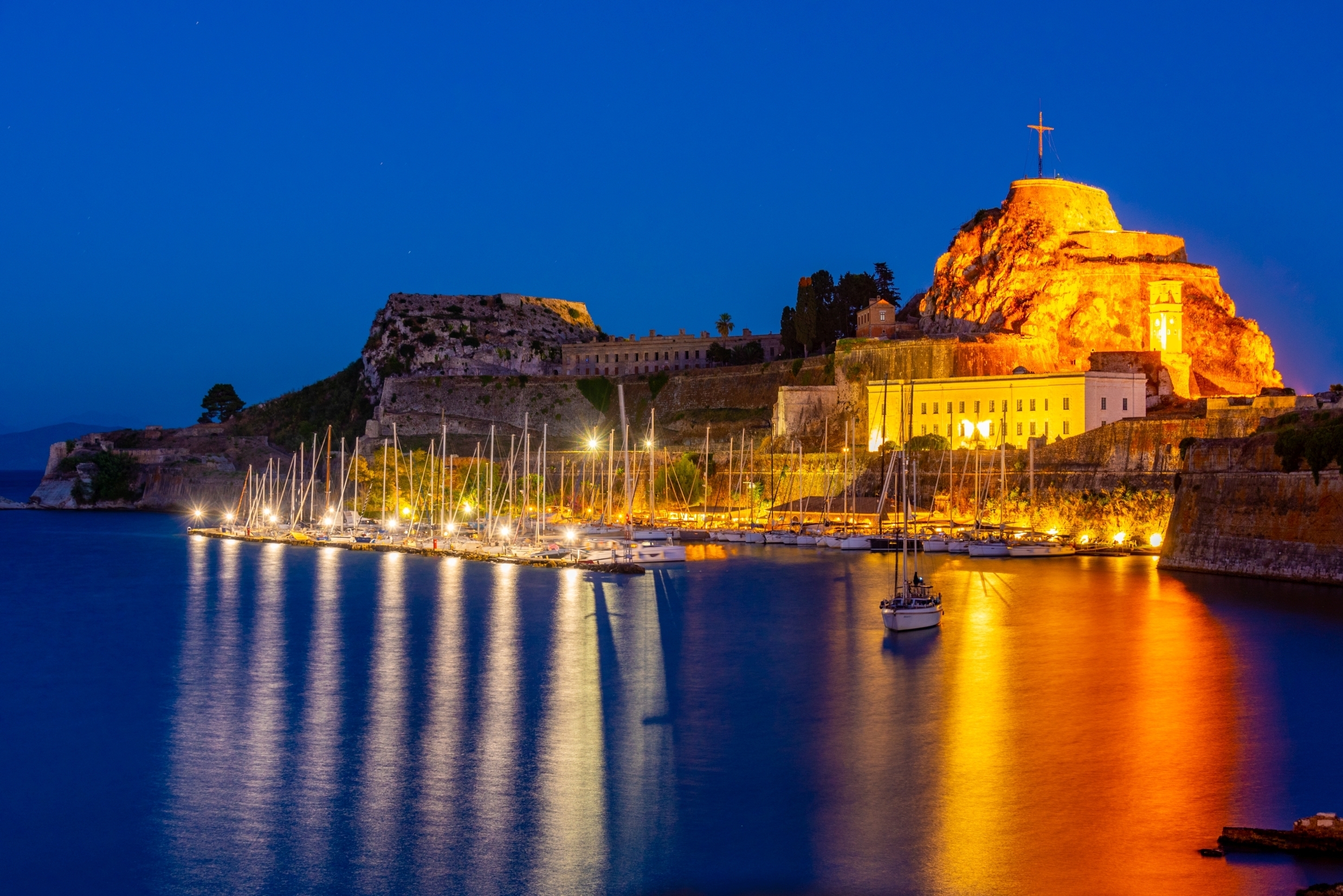 Boottocht bij zonsondergang met stadswandeling in Corfu-stad inclusief ophaalservice.