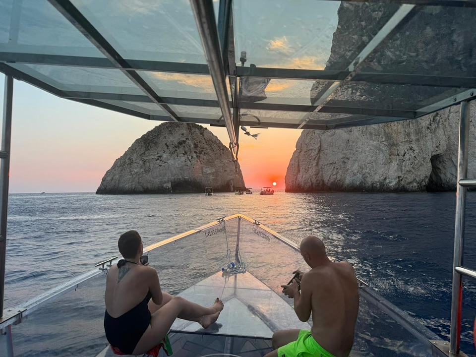 Boottocht bij zonsondergang met glazen bodem naar de grotten van Marathonisi en Keri met zwemmen met Rent All Mania Zante.