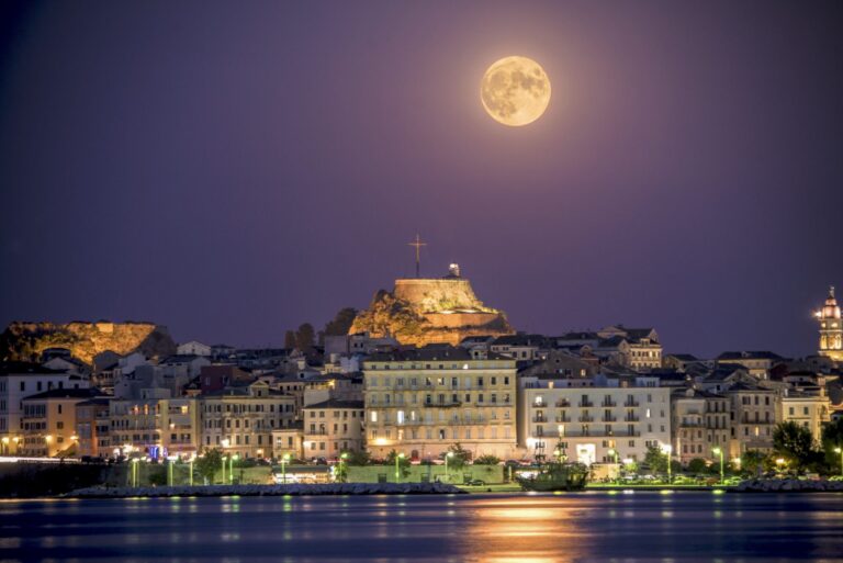 Boottocht met zwemmen & zonsondergang met Corfu Daily Cruises .