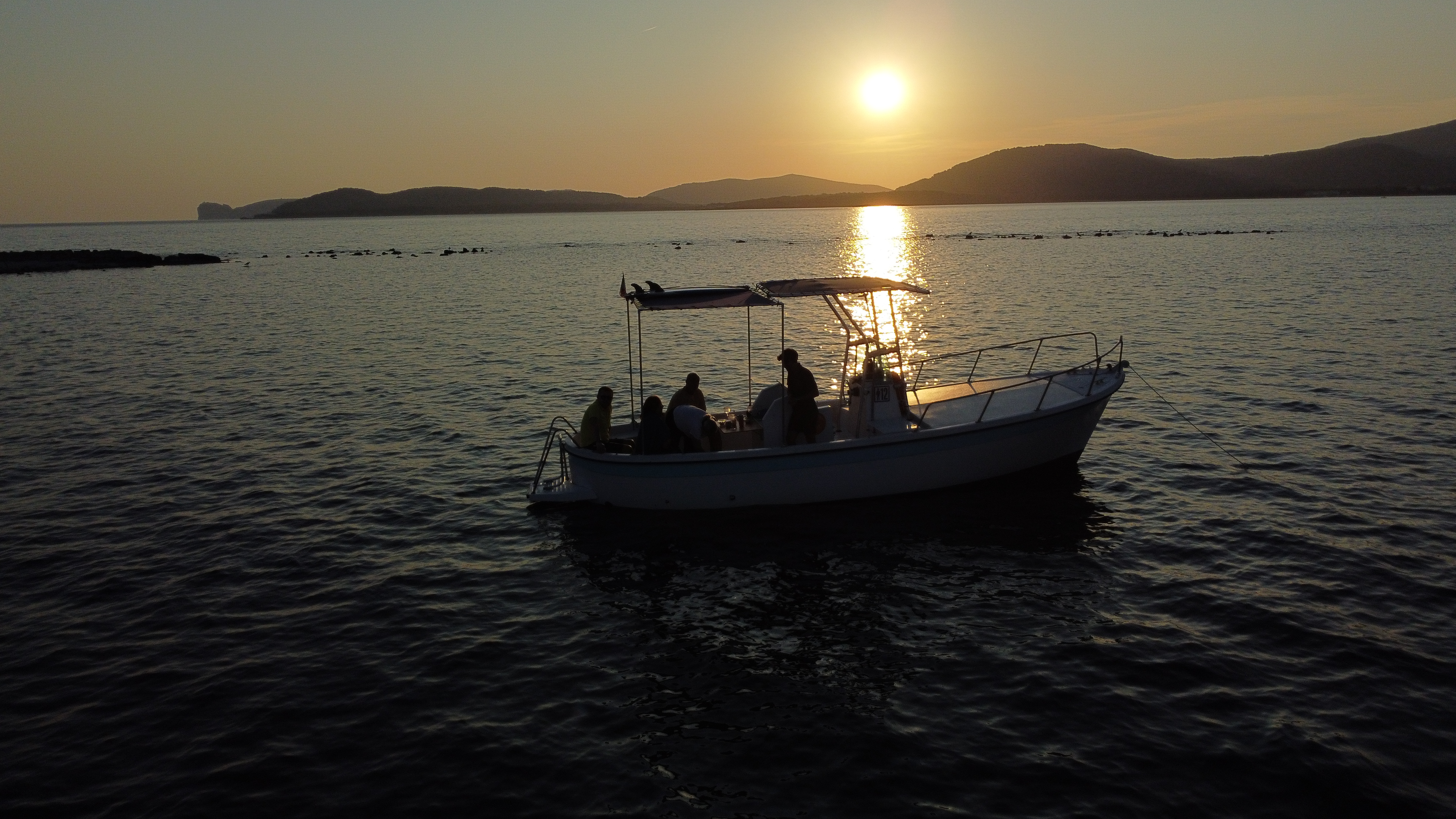Giro in barca al tramonto da Alghero a Capo Galera con aperitivo e snorkeling con All Sailing Alghero.