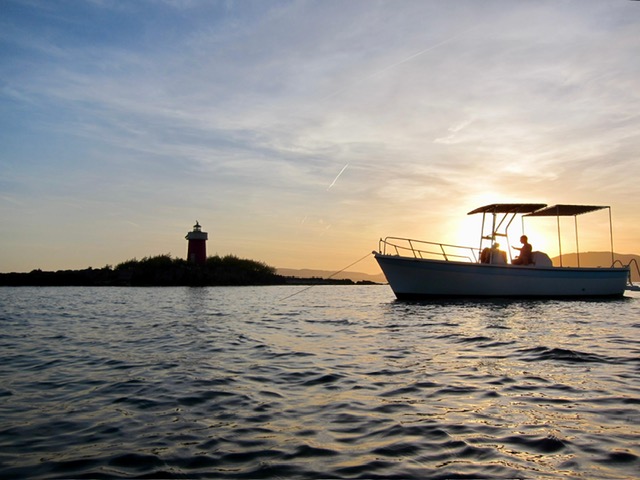 Giro in barca al tramonto da Alghero a Capo Galera con aperitivo e snorkeling.