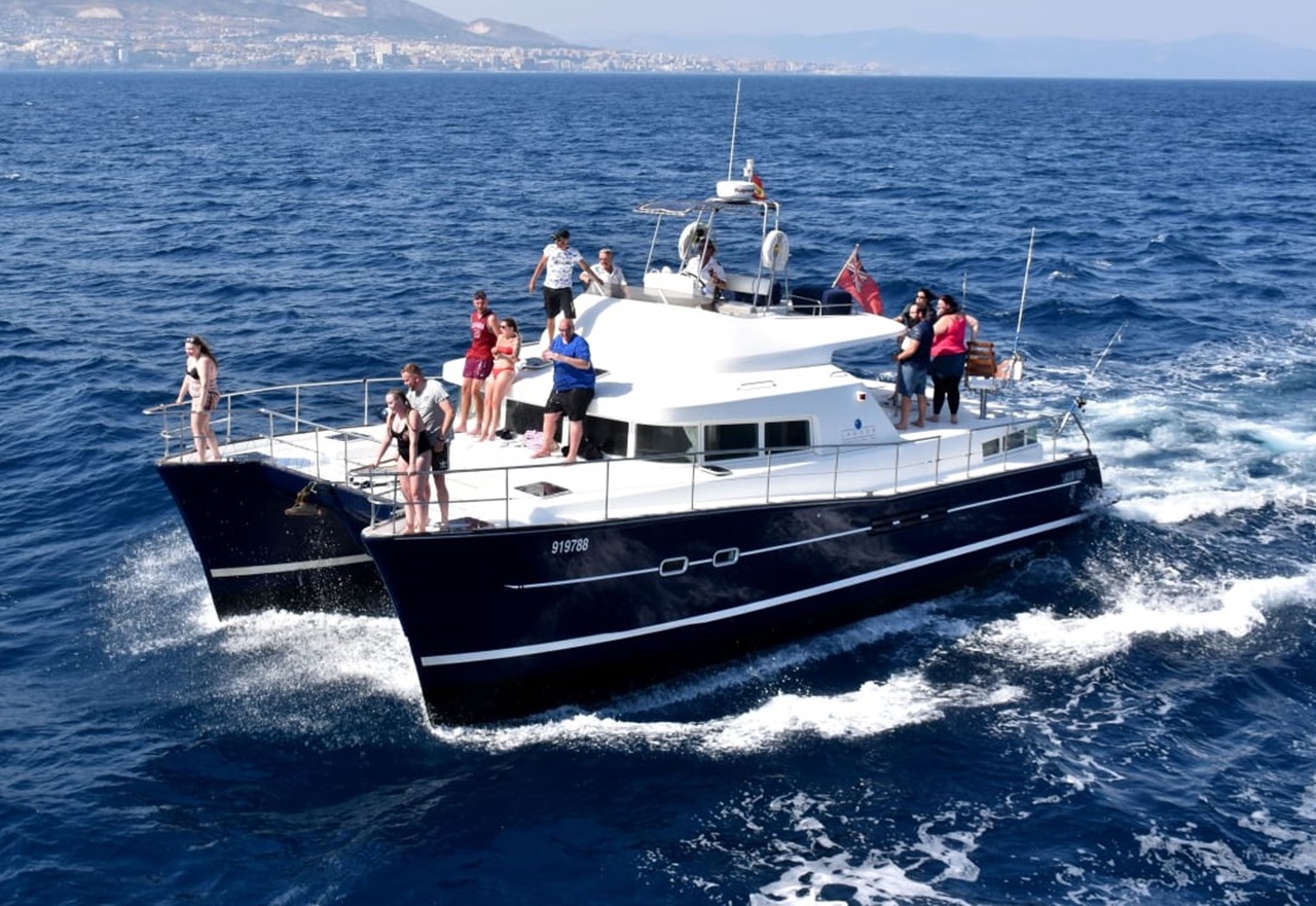 Balade privée en catamaran Benalmádena - Benalmádena  & Baignade avec Borrasca Experience.