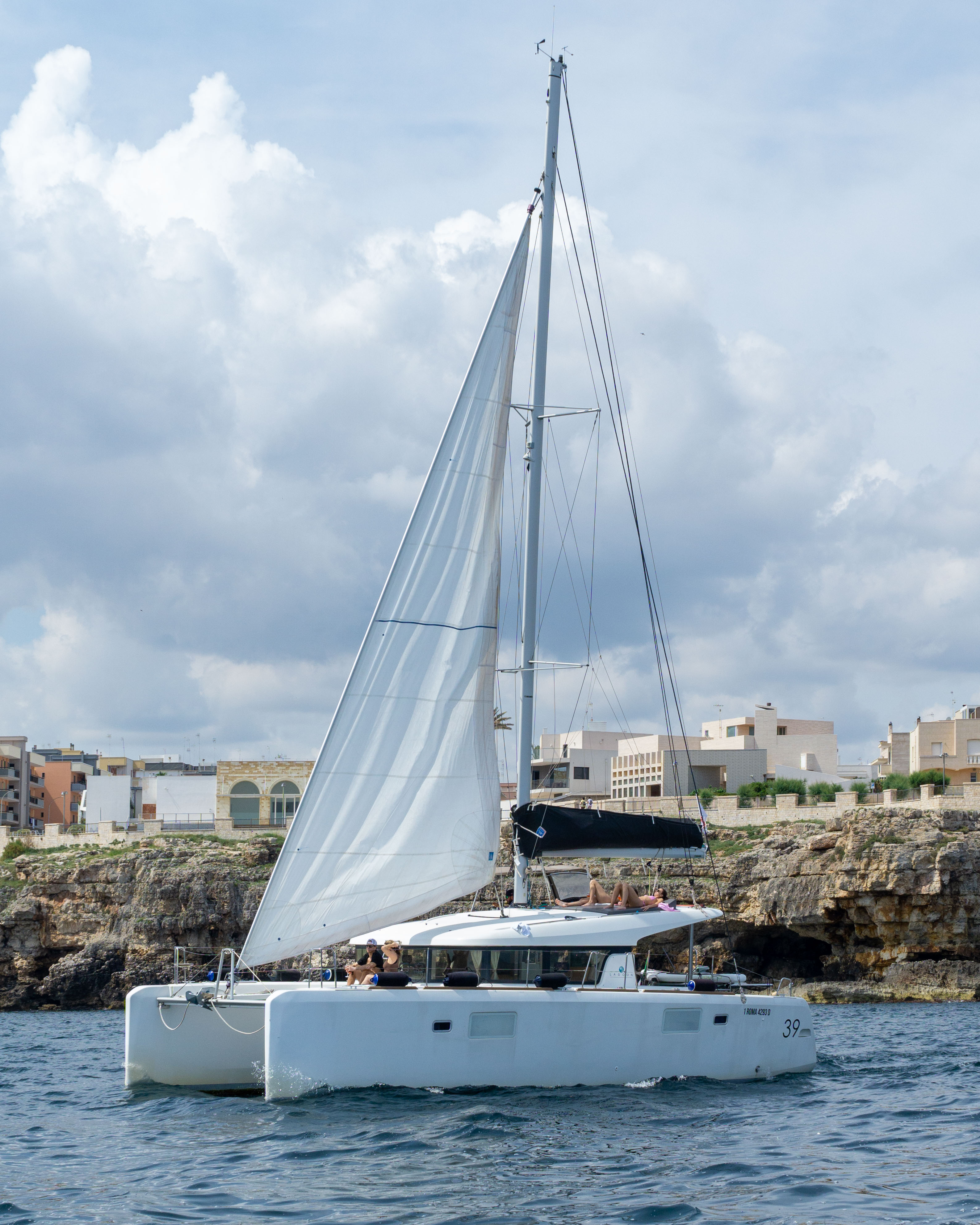 Ganztägige private Katamaran-Tour zu den Meeresgrotten von Polignano a Mare mit Apéritif mit Rent Me Charter Polignano a Mare.