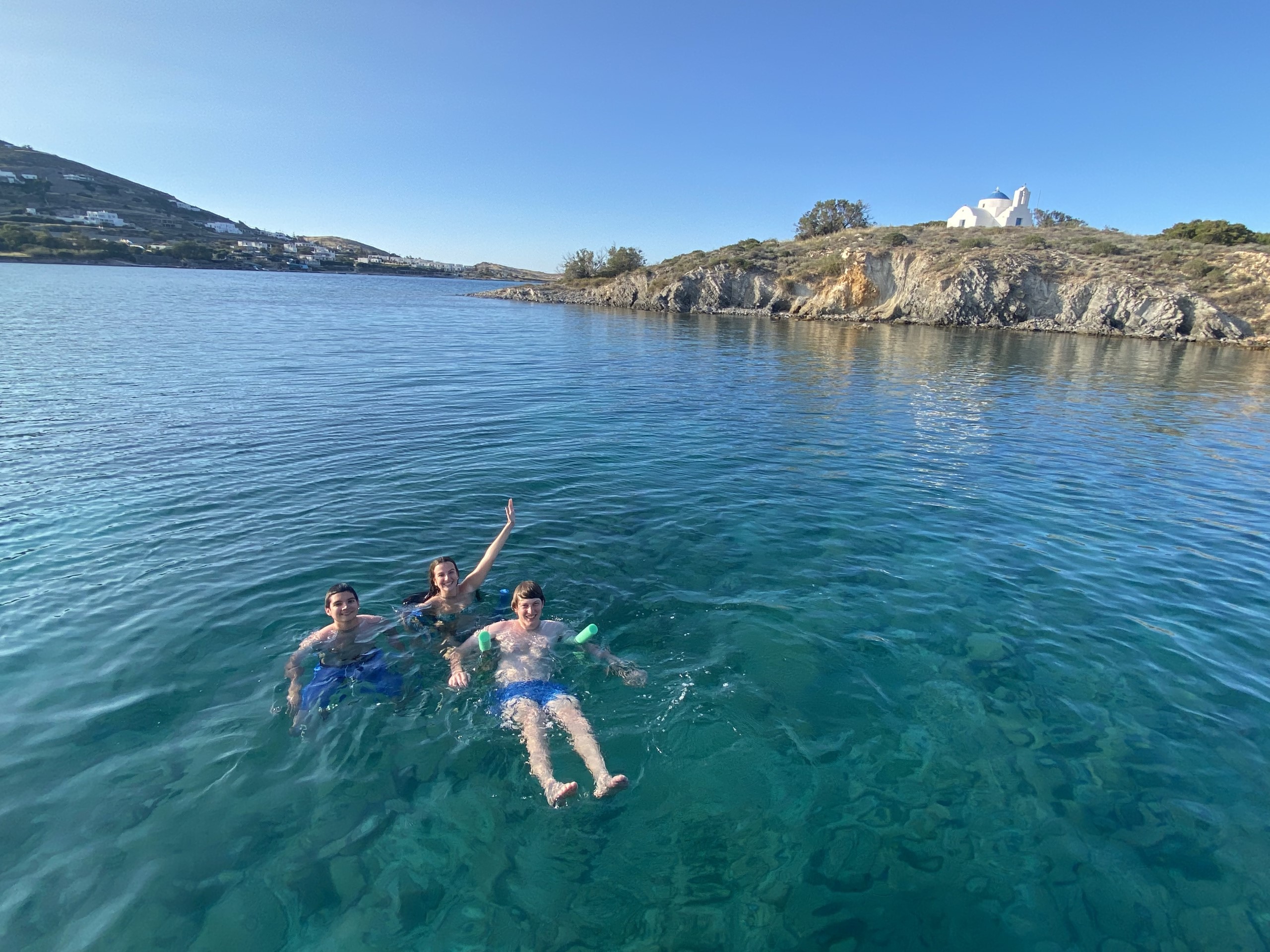 Balade en bateau autour de la baie de Naoussa avec Déjeuner & Snorkeling.