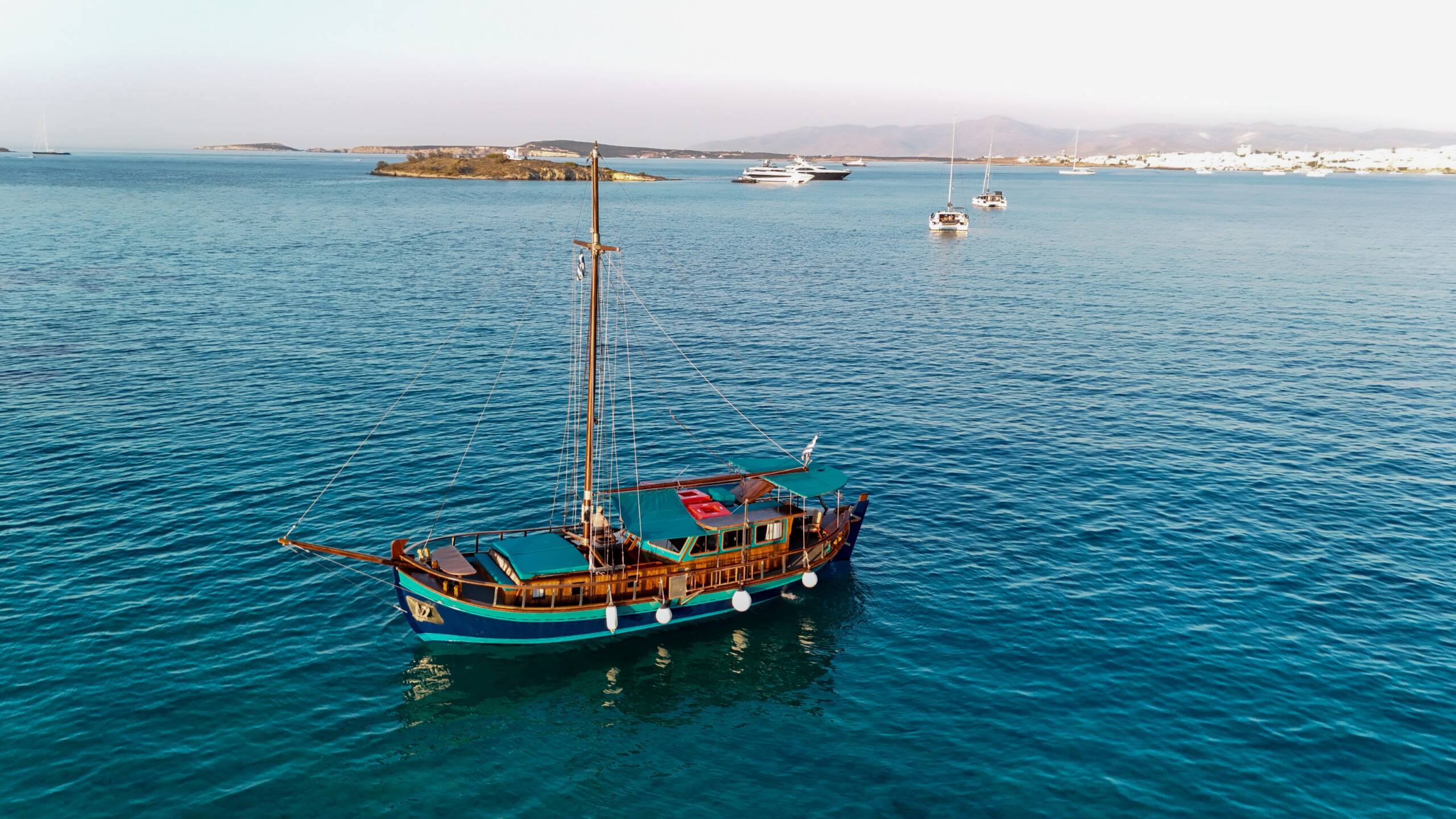 Balade en bateau autour de la baie de Naoussa avec Déjeuner & Snorkeling avec Anemos Daily Cruises Paros.