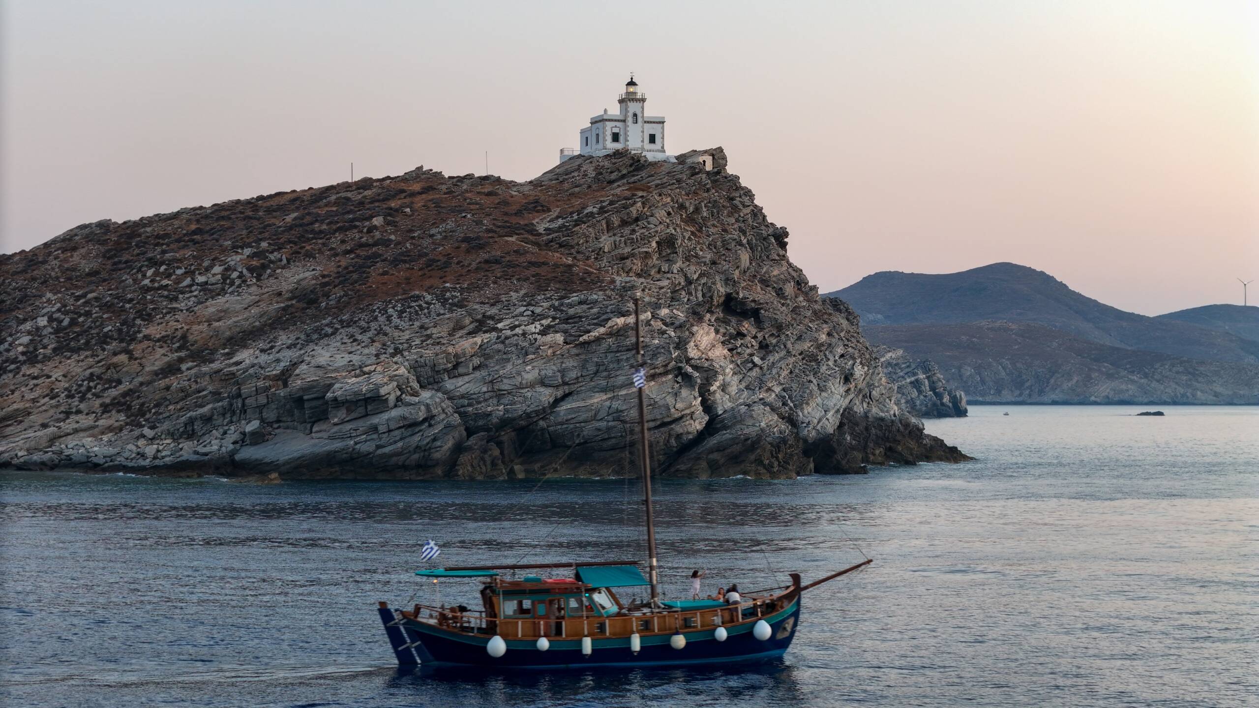Balade en bateau au coucher du soleil dans la baie de Naoussa avec Apéritif.