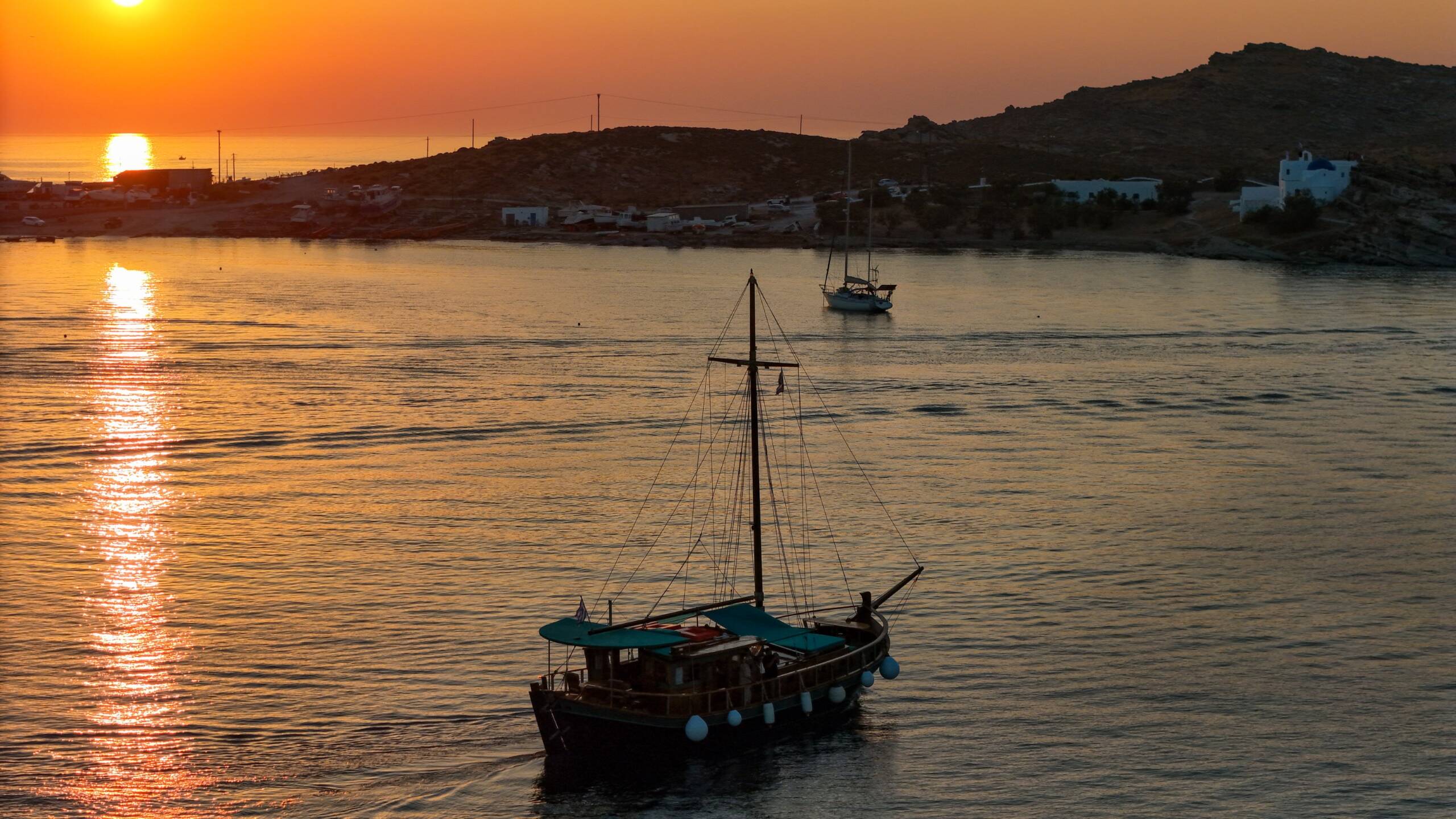 Balade en bateau au coucher du soleil dans la baie de Naoussa avec Apéritif avec Anemos Daily Cruises Paros.