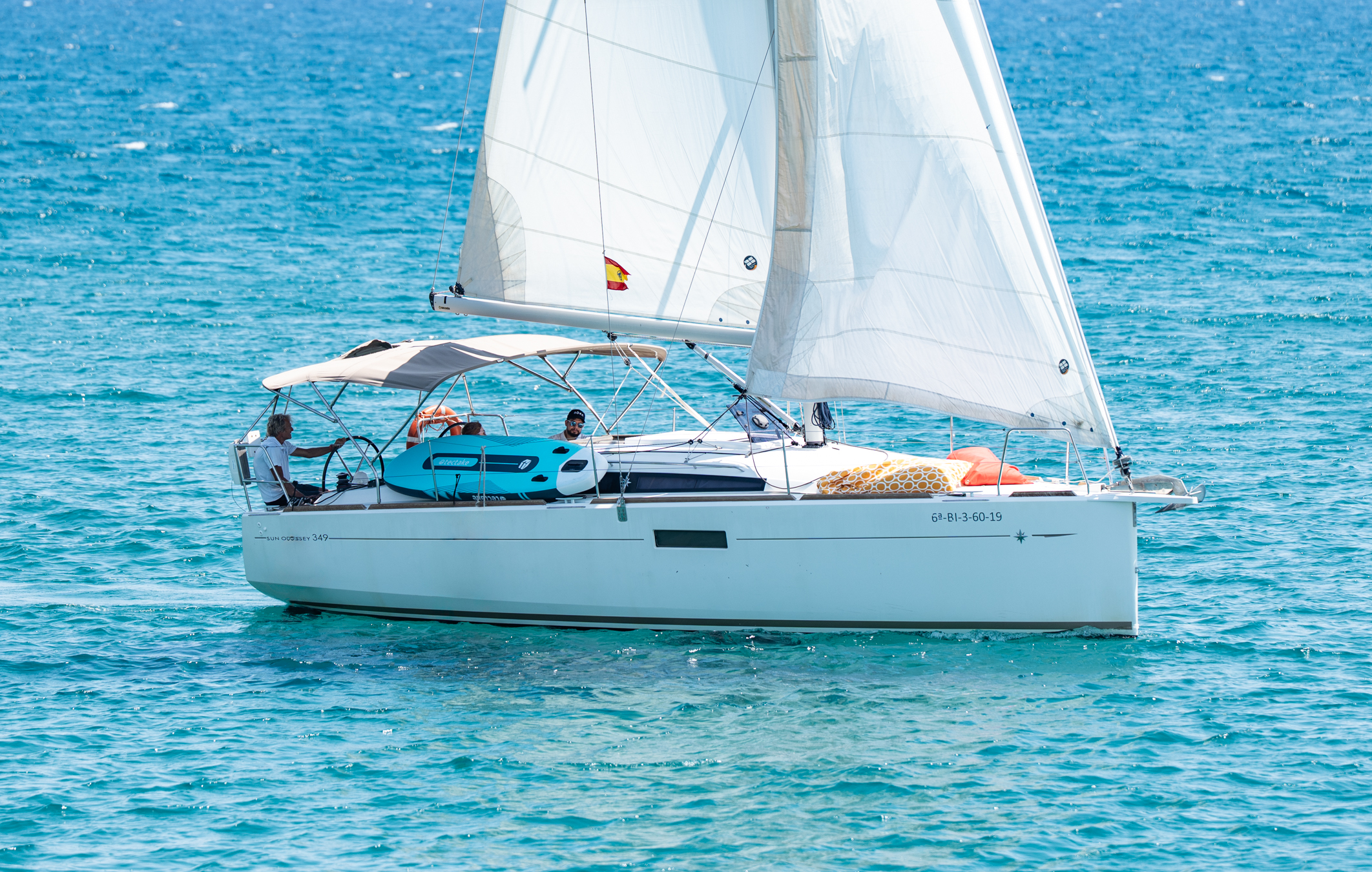 Private halbtägige Segeltour entlang der Costa Dorada mit Schwimmen & SUP mit Sailing Trip Sitges.