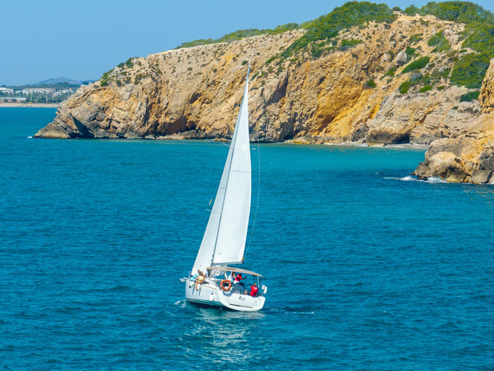 Private halbtägige Segeltour entlang der Costa Dorada mit Schwimmen & SUP.