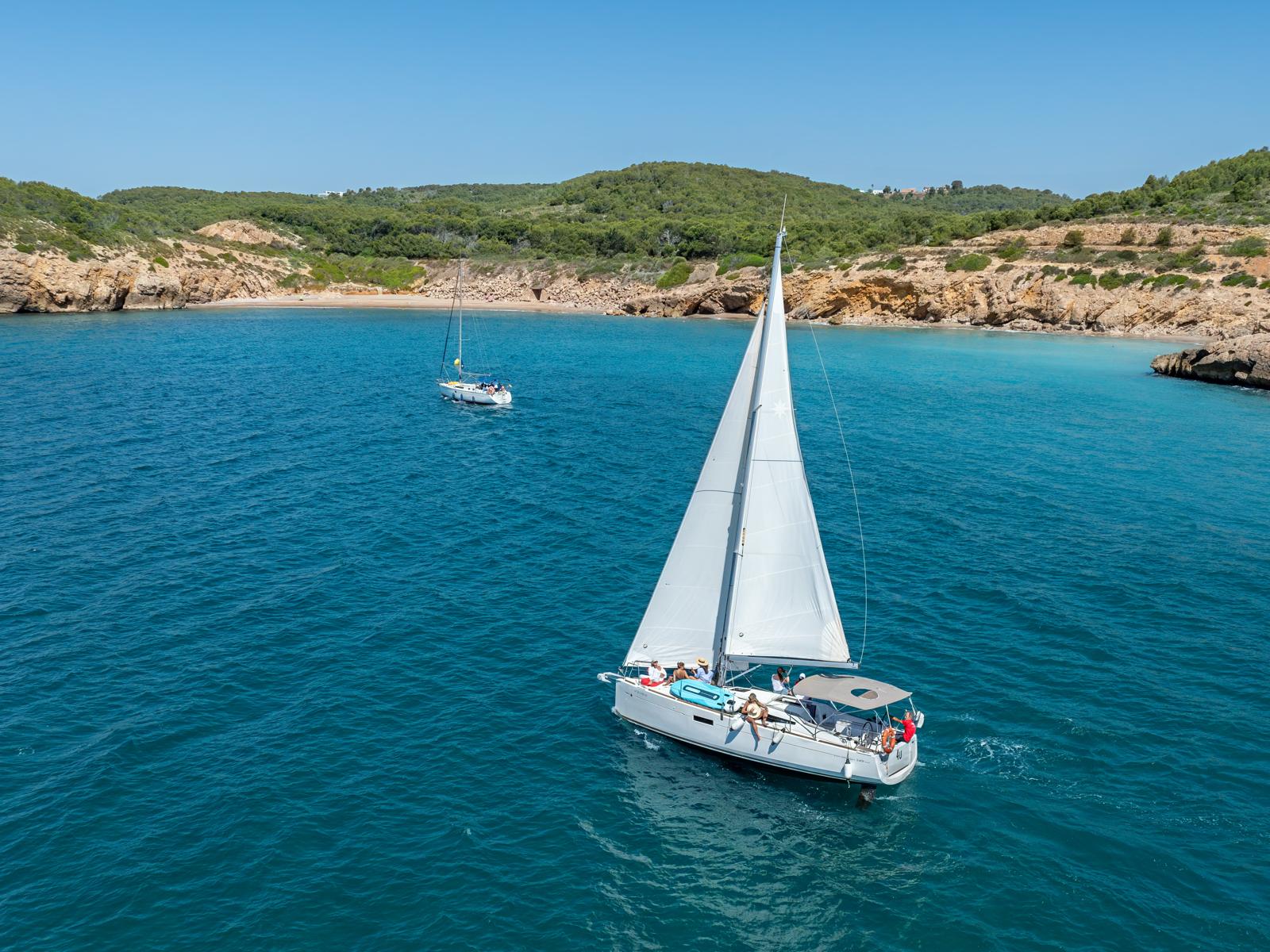 Private halbtägige Segeltour entlang der Costa Dorada mit Schwimmen & SUP.