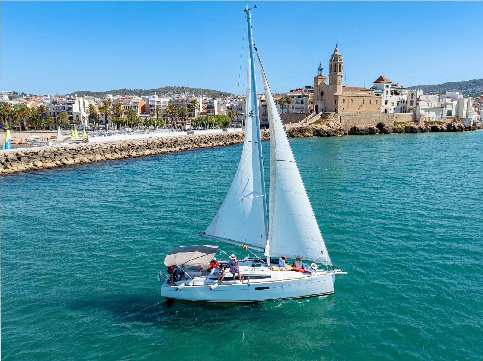 Private halbtägige Segeltour entlang der Costa Dorada mit Schwimmen & SUP mit Sailing Trip Sitges.