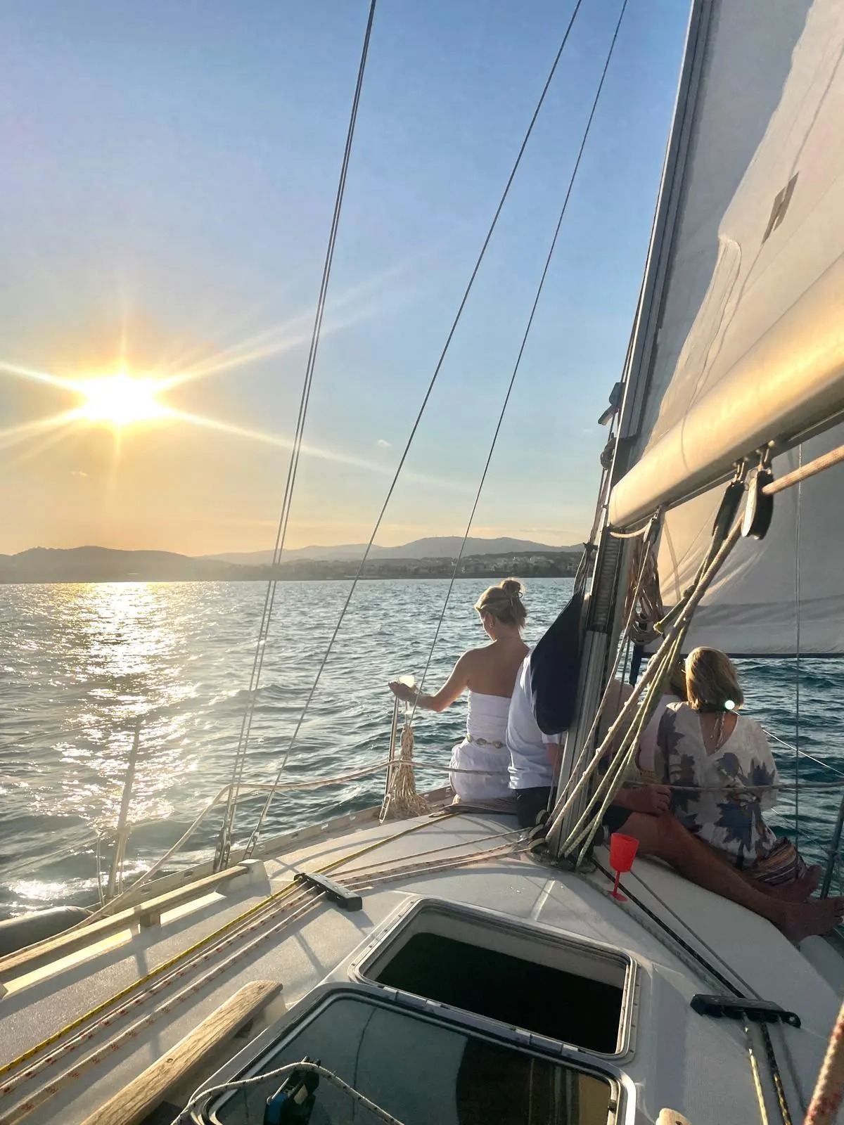 Private Sonnenuntergangs-Segeltour ab Sitges mit Apéritif, Schwimmen & SUP.