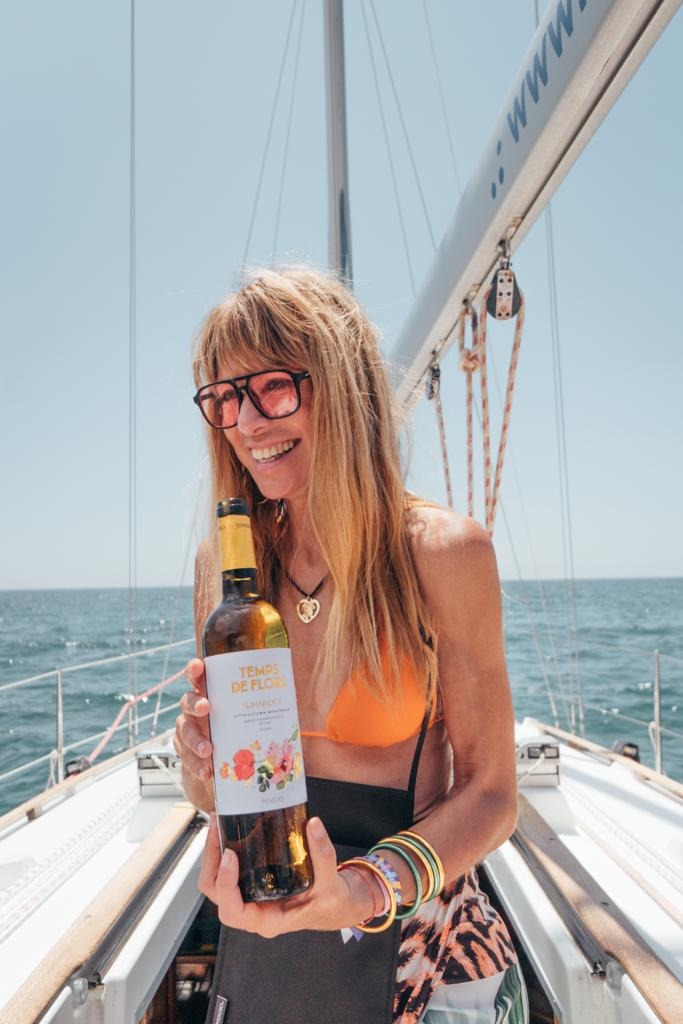 Private Sonnenuntergangs-Segeltour ab Sitges mit Weinverkostung mit Sailing Trip Sitges.