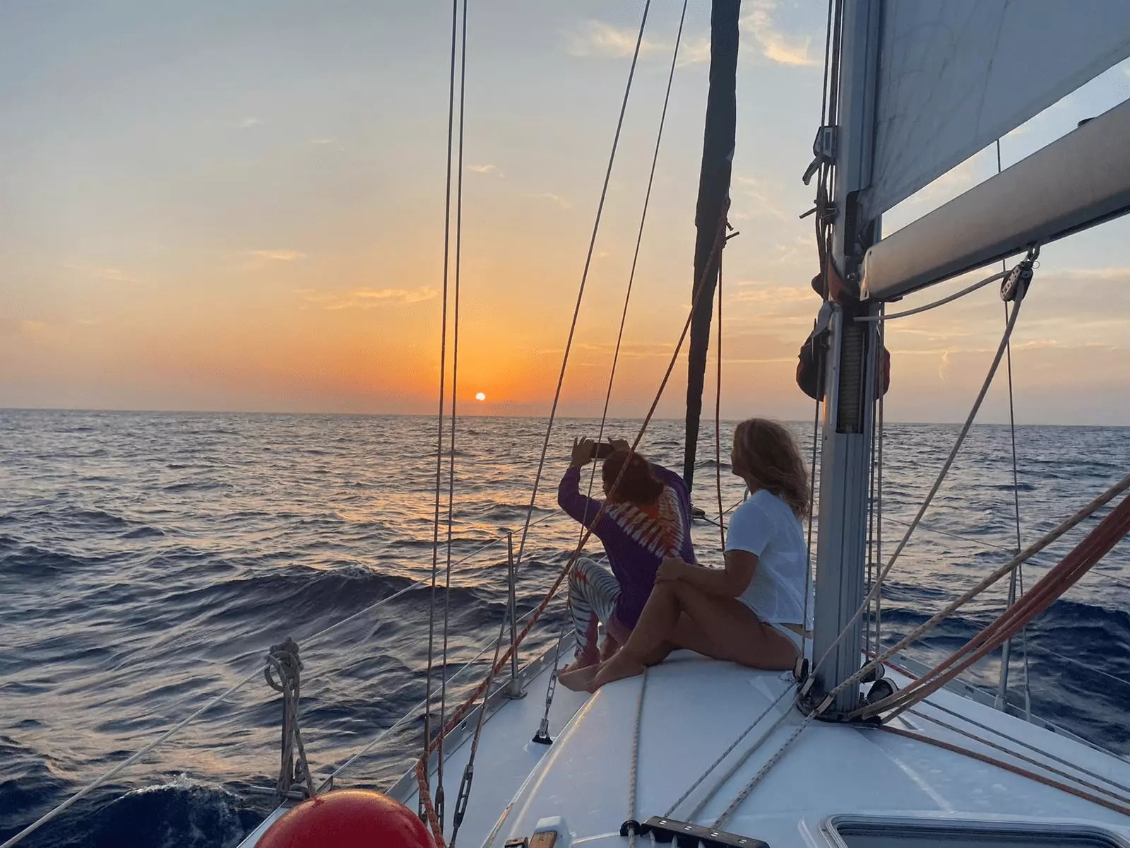 Private Sonnenuntergangs-Segeltour ab Sitges mit Weinverkostung.