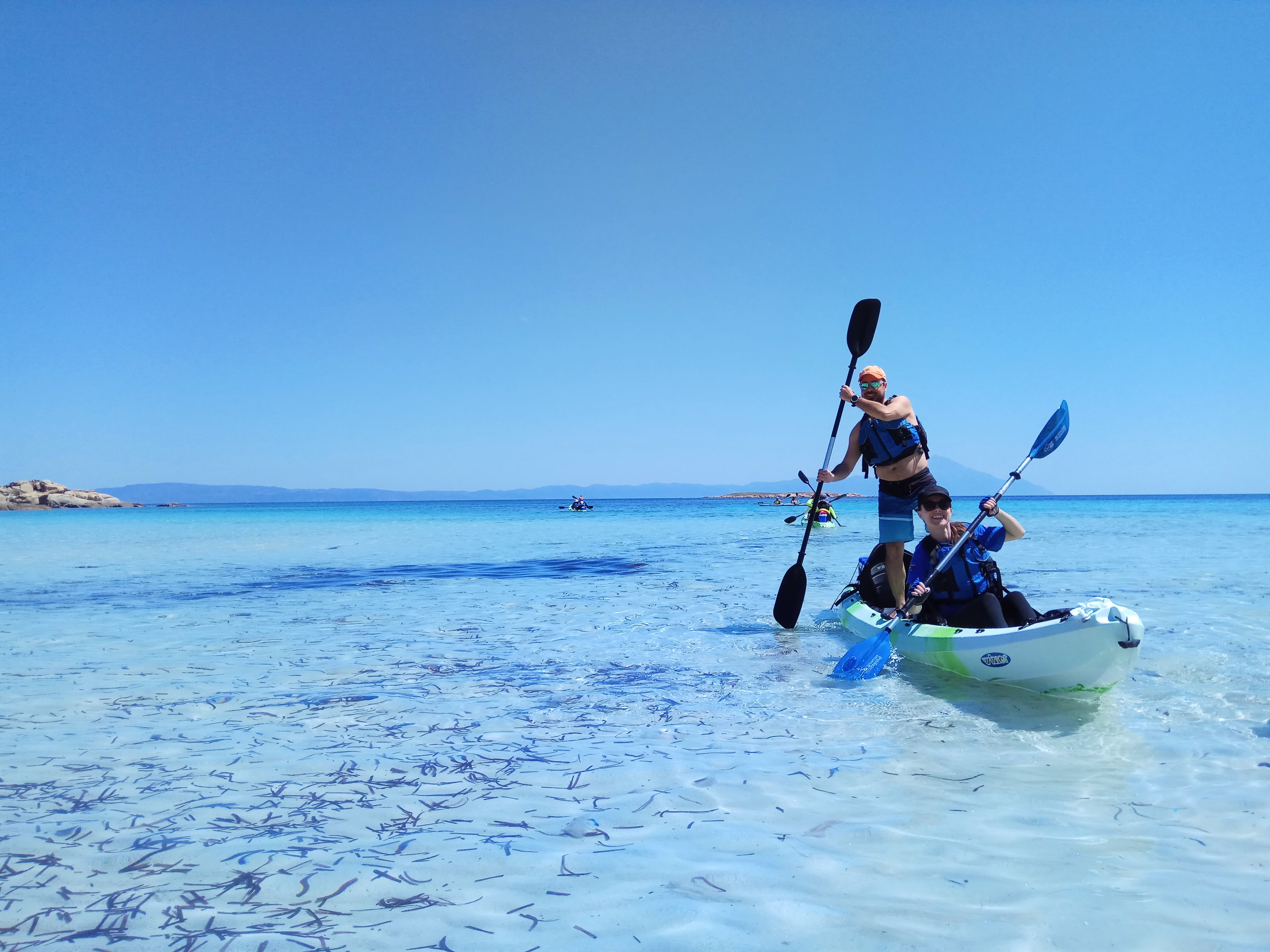 Tour guidato in kayak all'isola di Diaporos e all'isola di Kalamonisia con snack con Explorers Halkidiki Sithonia.