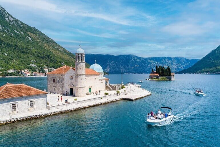 Private Bootstour zur Kirche Unserer Lieben Frau vom Felsen mit Schwimmen mit Montenegro Submarine.