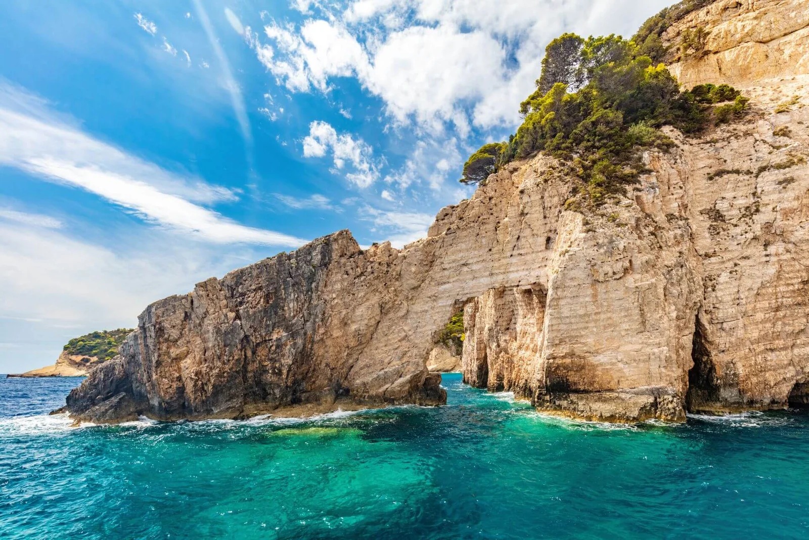 Halbtägige private Bootstour ab Alikanas zur Blauen Grotte & zum Strand von Makris Gialos mit Adonis Boat Rentals Zakynthos.