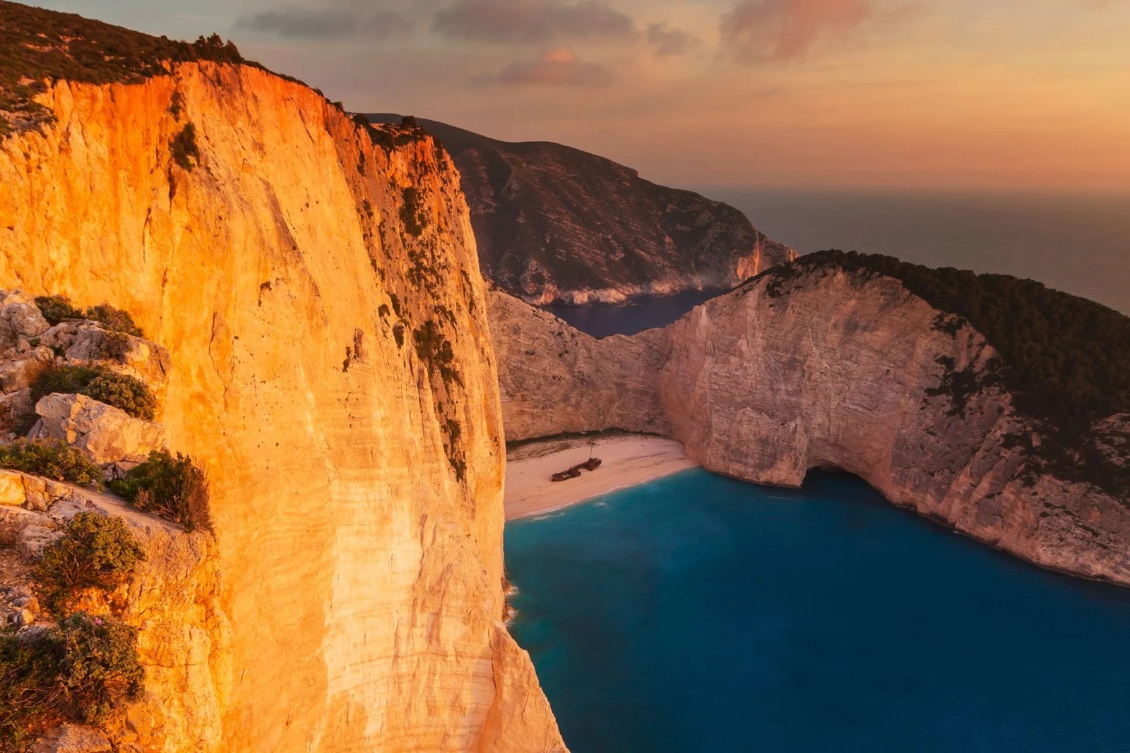 Private Boottour bei Sonnenuntergang ab Alikanas zum Schiffswrack-Strand mit Adonis Boat Rentals Zakynthos.