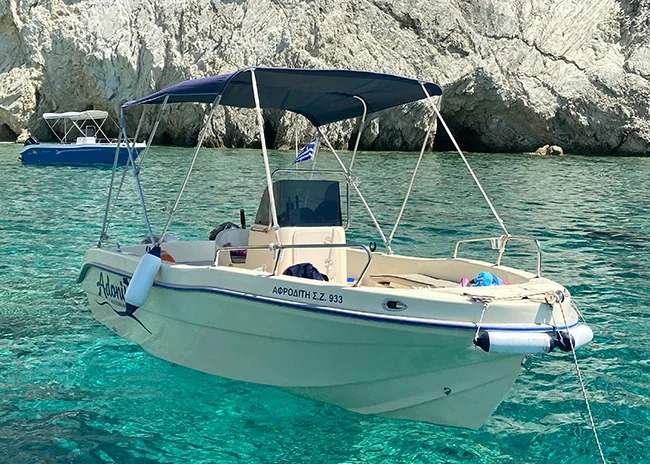 Alquiler de barcos desde Alikanas (hasta 5 personas) sin licencia con Adonis Boat Rentals Zakynthos.