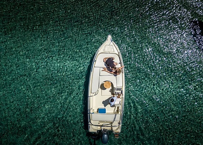 Alquiler de barco desde Alikanas (hasta 5 personas) con licencia con Adonis Boat Rentals Zakynthos.
