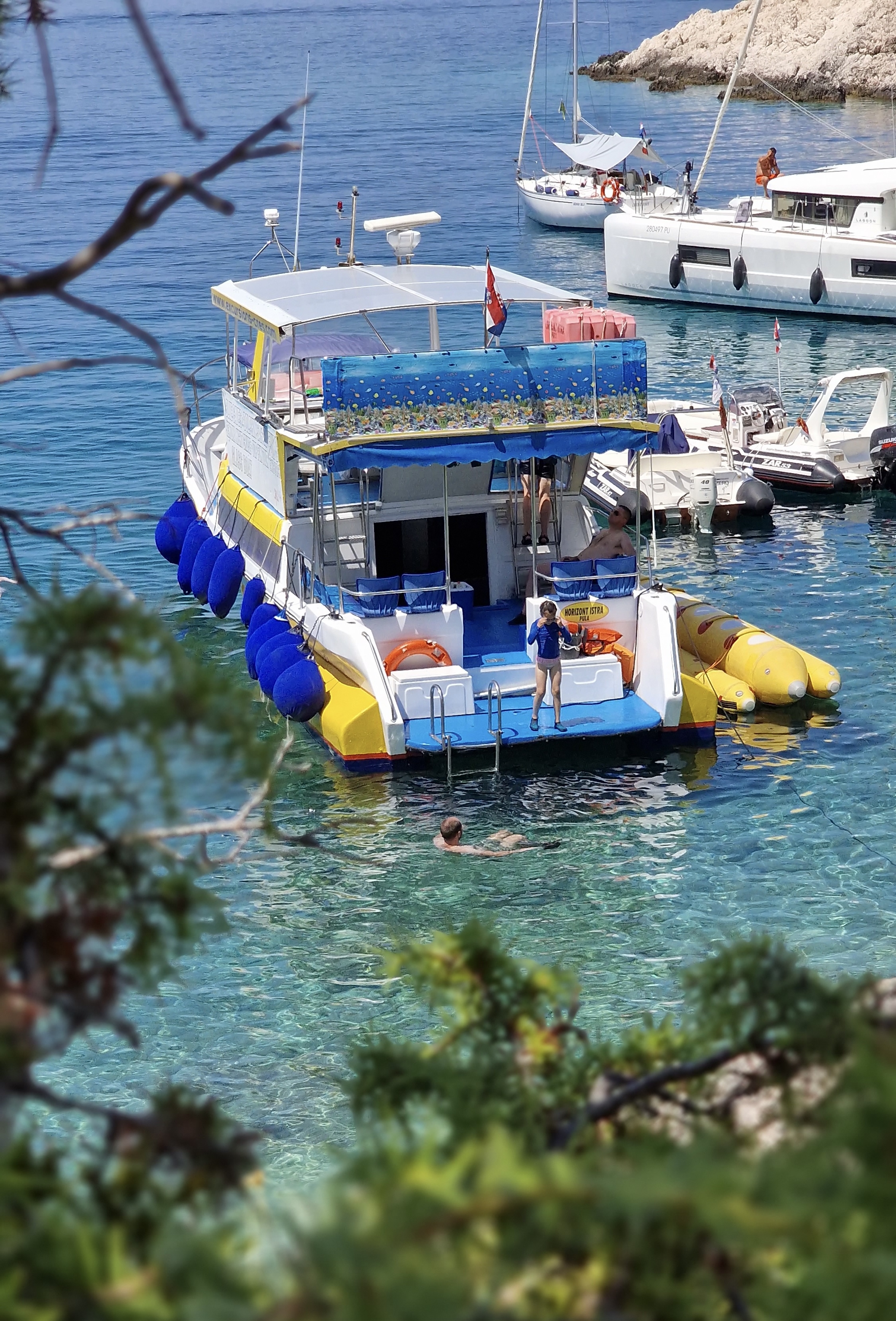 Bootstour zu den Blauen Höhlen, dem Strand von Lubenice & Valun mit Mittagessen & Schnorcheln mit VIP Travel Agency Cres.