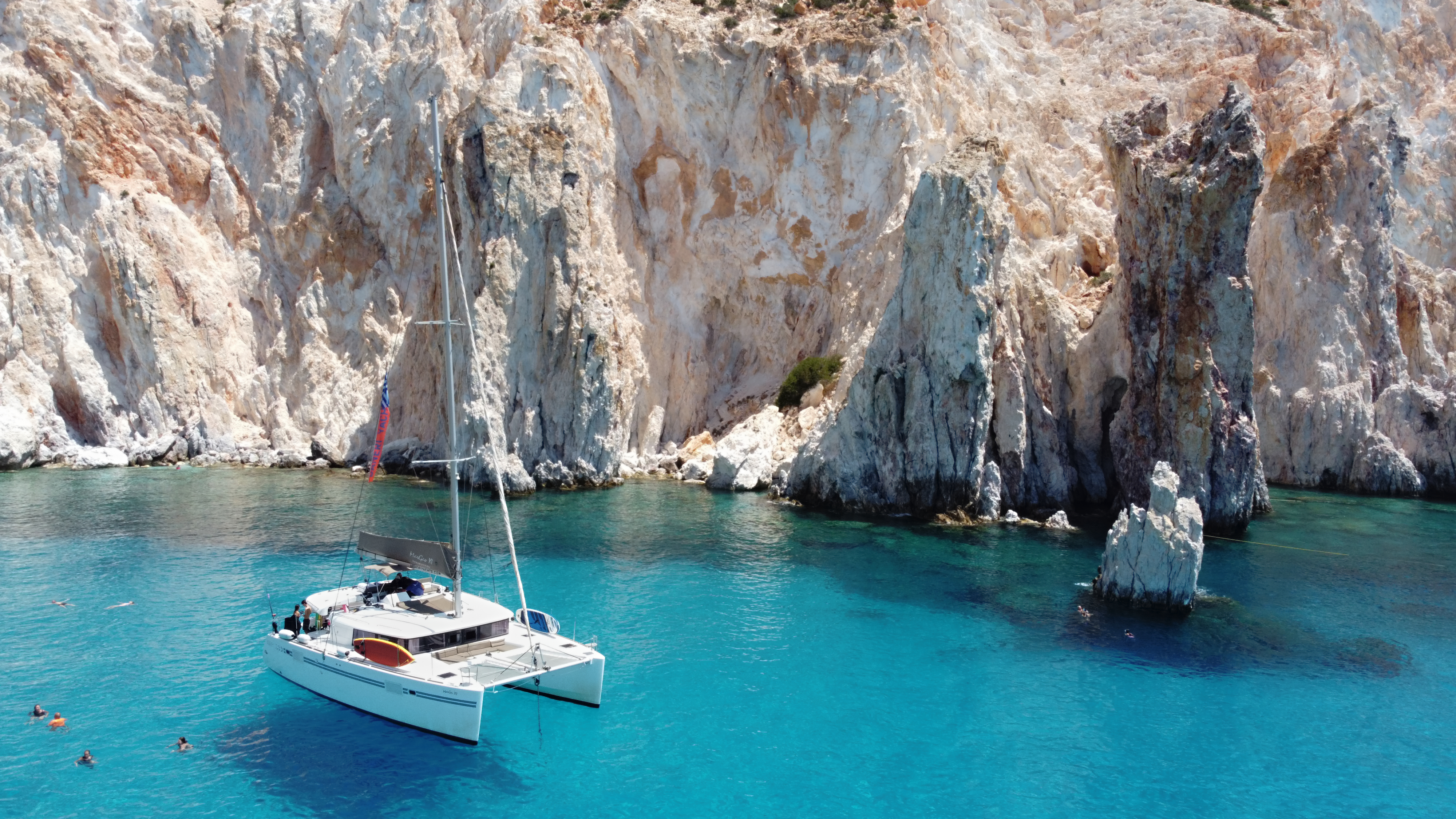 Balade matinale en catamaran dans la baie de Kleftiko avec Snorkeling & Déjeuner avec DanEri Yachts Crete.