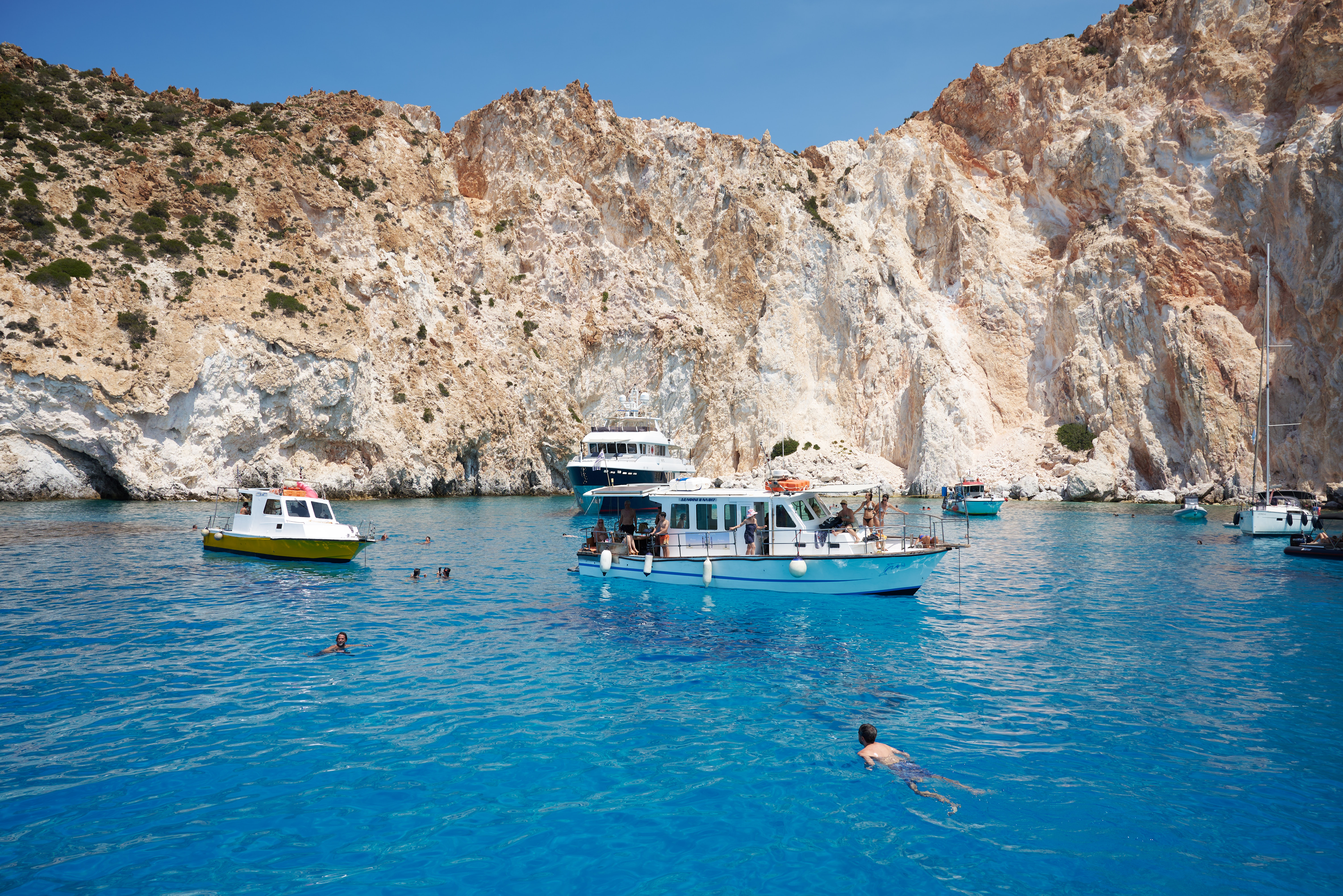 Katamaran-Tour am Morgen nach Kleftiko mit Schnorcheln & Mittagessen.