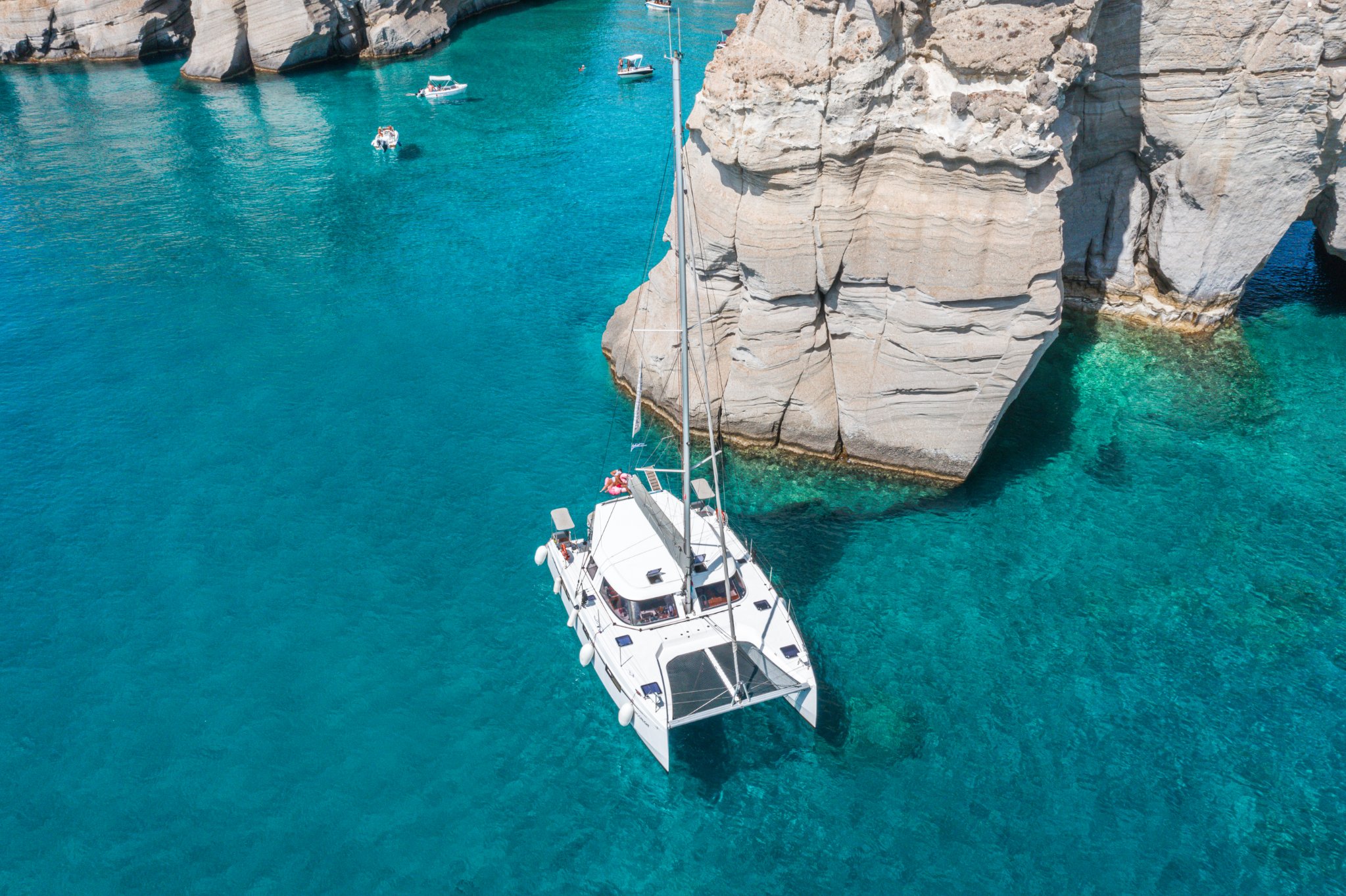 Katamaran-Tour am Morgen von Milos nach Kleftiko mit Schnorcheln & Mittagessen mit DanEri Yachts Crete.
