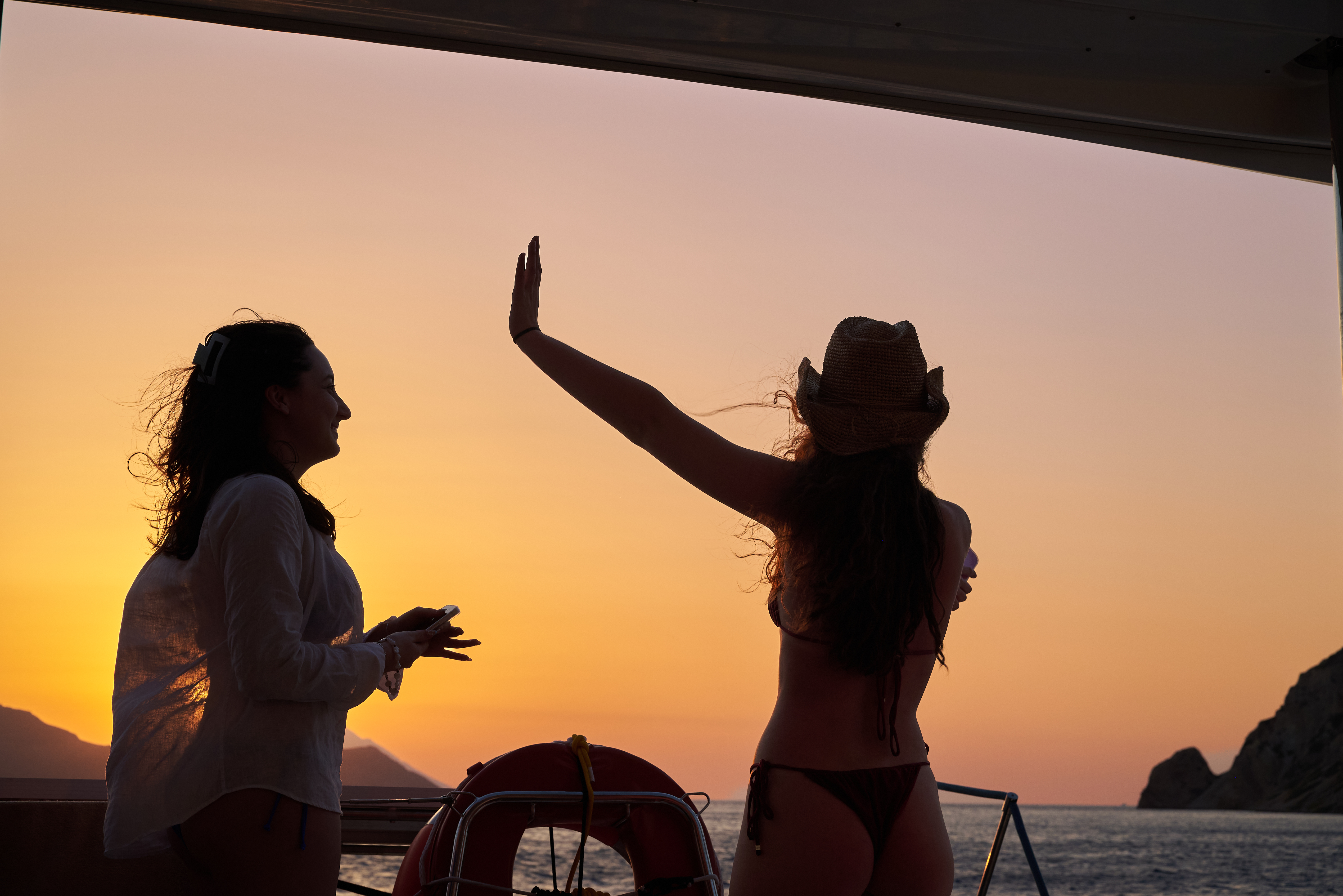 Katamaran-Tour bei Sonnenuntergang nach Kleftiko mit Schnorcheln & Abendessen mit DanEri Yachts Crete.