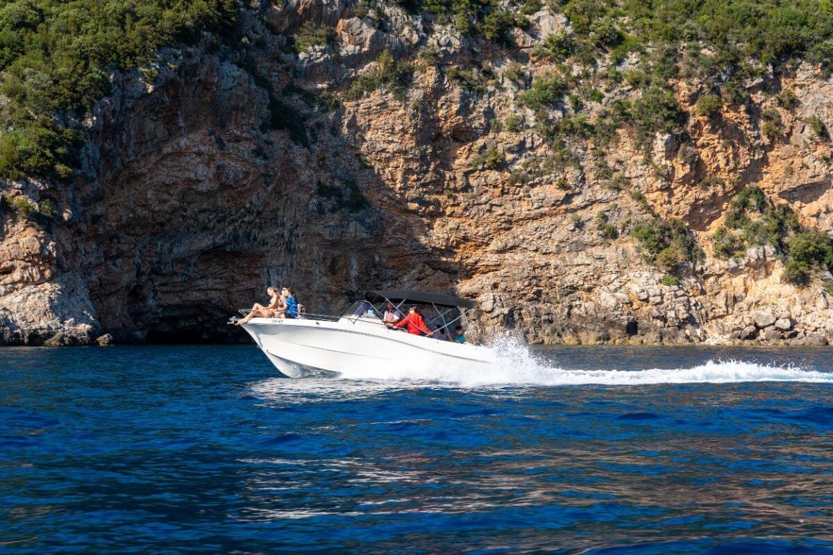Private Ganztages-Bootstour in der Bucht von Kotor mit Schwimmen.