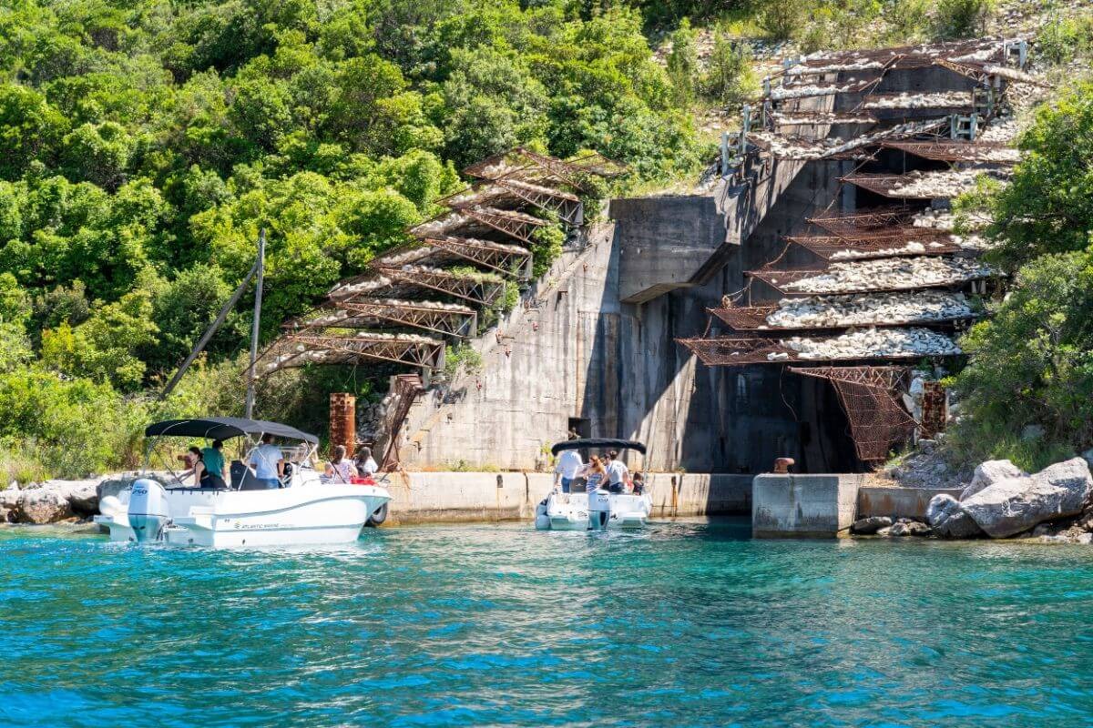 Private Bootstour von Kotor zur Blauen Grotte mit Schwimmen mit Montenegro Submarine.
