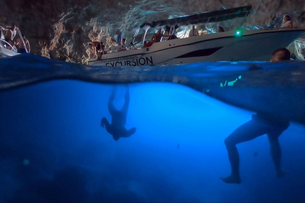 Private Bootstour von Kotor zur Blauen Grotte mit Schwimmen.