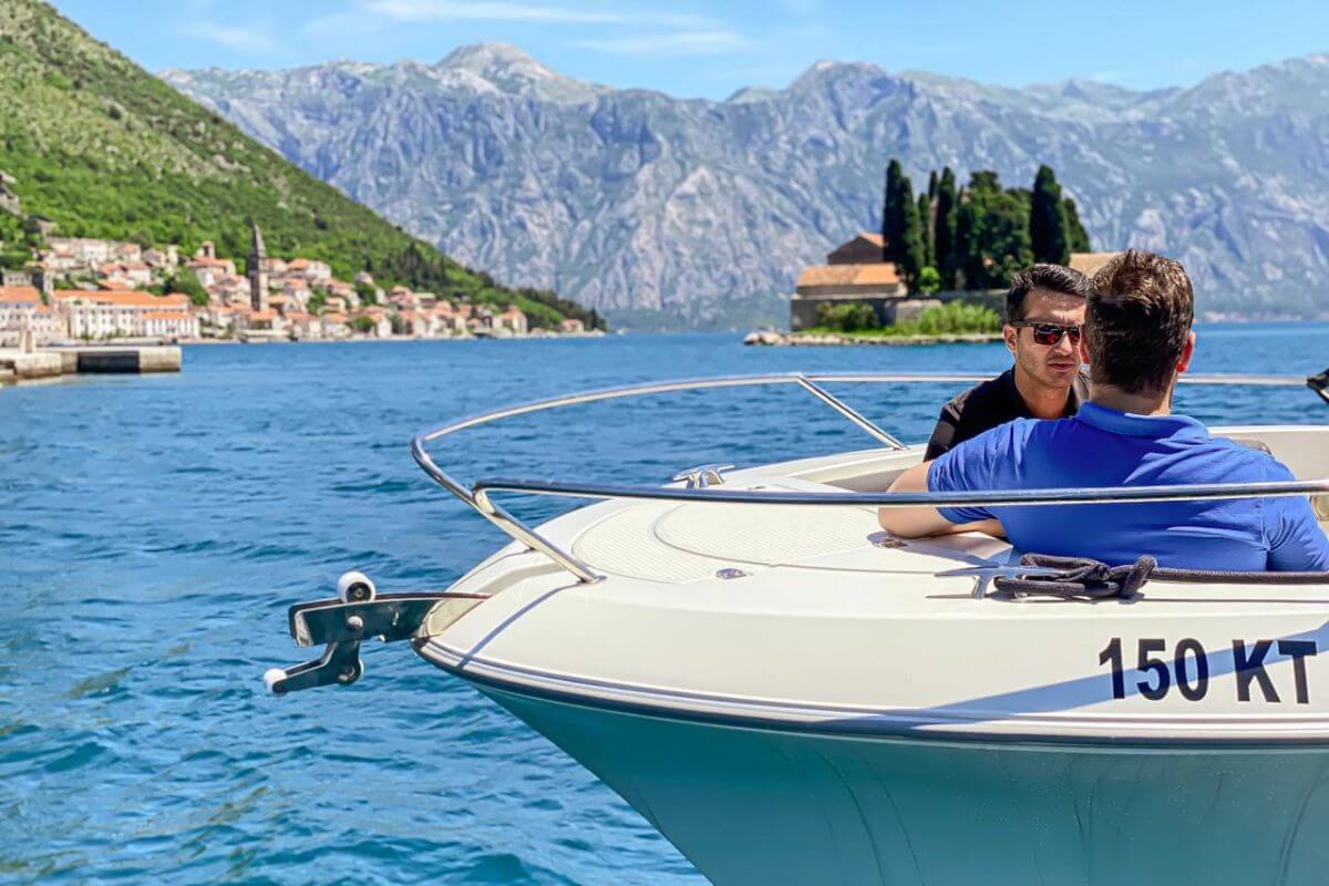 Private Bootstour nach Perast & zur Kirche Unserer Lieben Frau vom Felsen mit Montenegro Submarine.