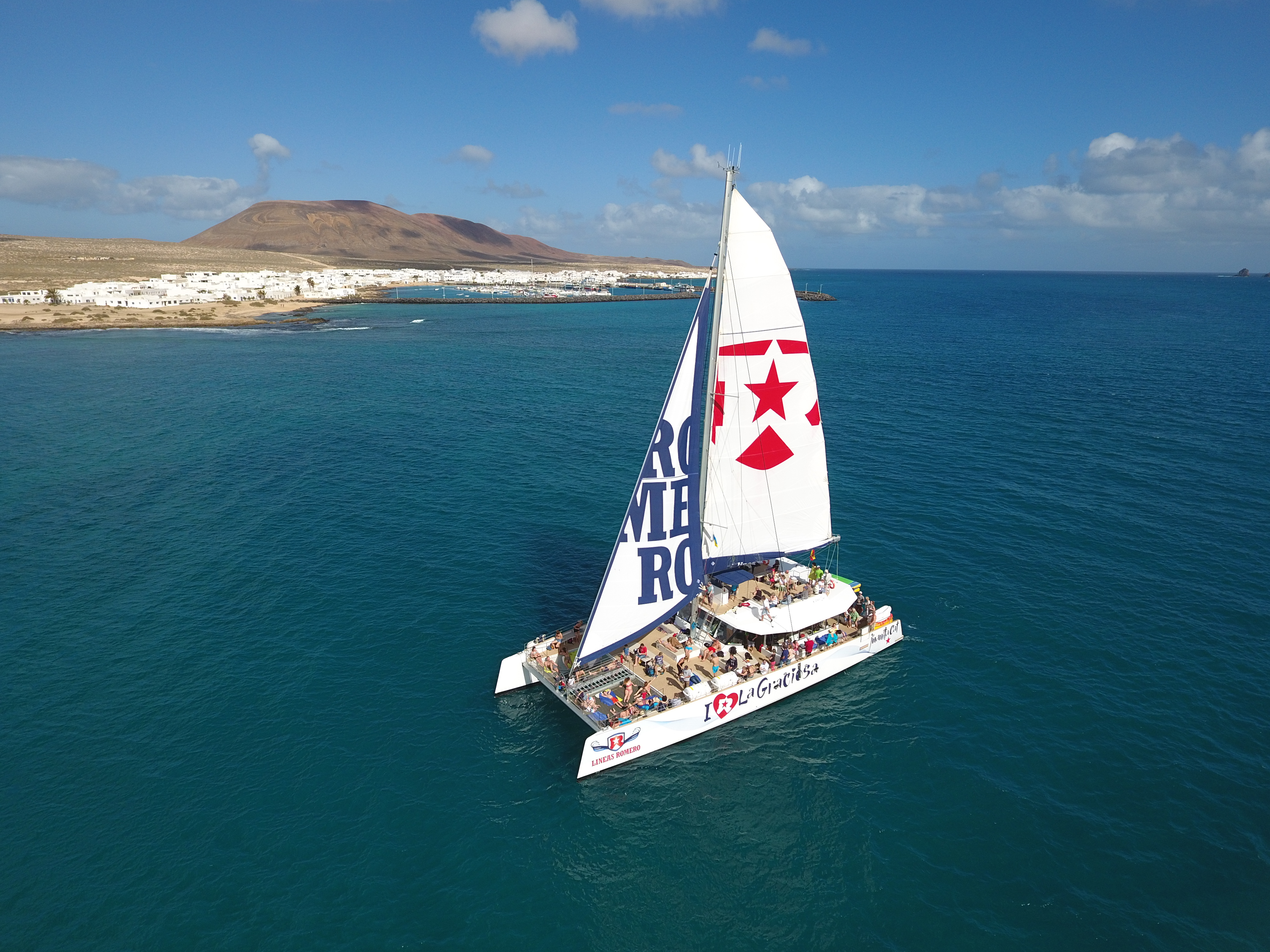 Tour in catamarano da Lanzarote a La Graciosa con pranzo, open bar e pick-up con Lineas Romero.
