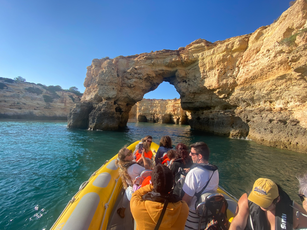 Balade en bateau à la grotte de Benagil & Marinha avec Observation des dauphins avec Blue Xperiences Algarve.
