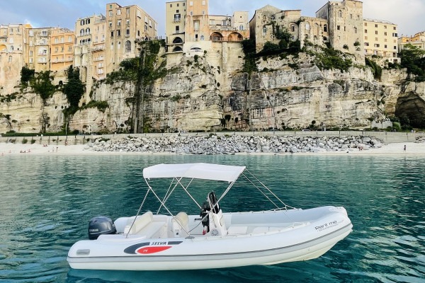 Location de bateau semi-rigide à Tropea (jusqu'à 8 personnes) sans permis – Selva 5.7.