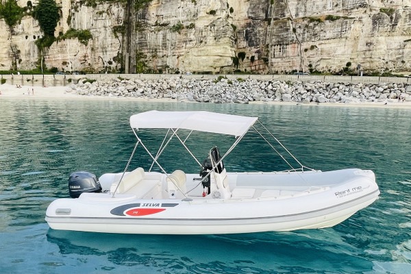 Location de bateau semi-rigide à Tropea (jusqu'à 8 personnes) sans permis – Selva 5.7.