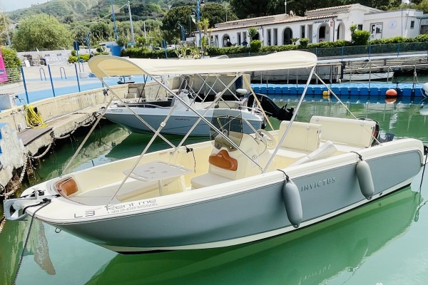 Location de bateau à Tropea (jusqu'à 8 personnes) sans permis – Invictus 190FX avec Nautica Più Tropea.
