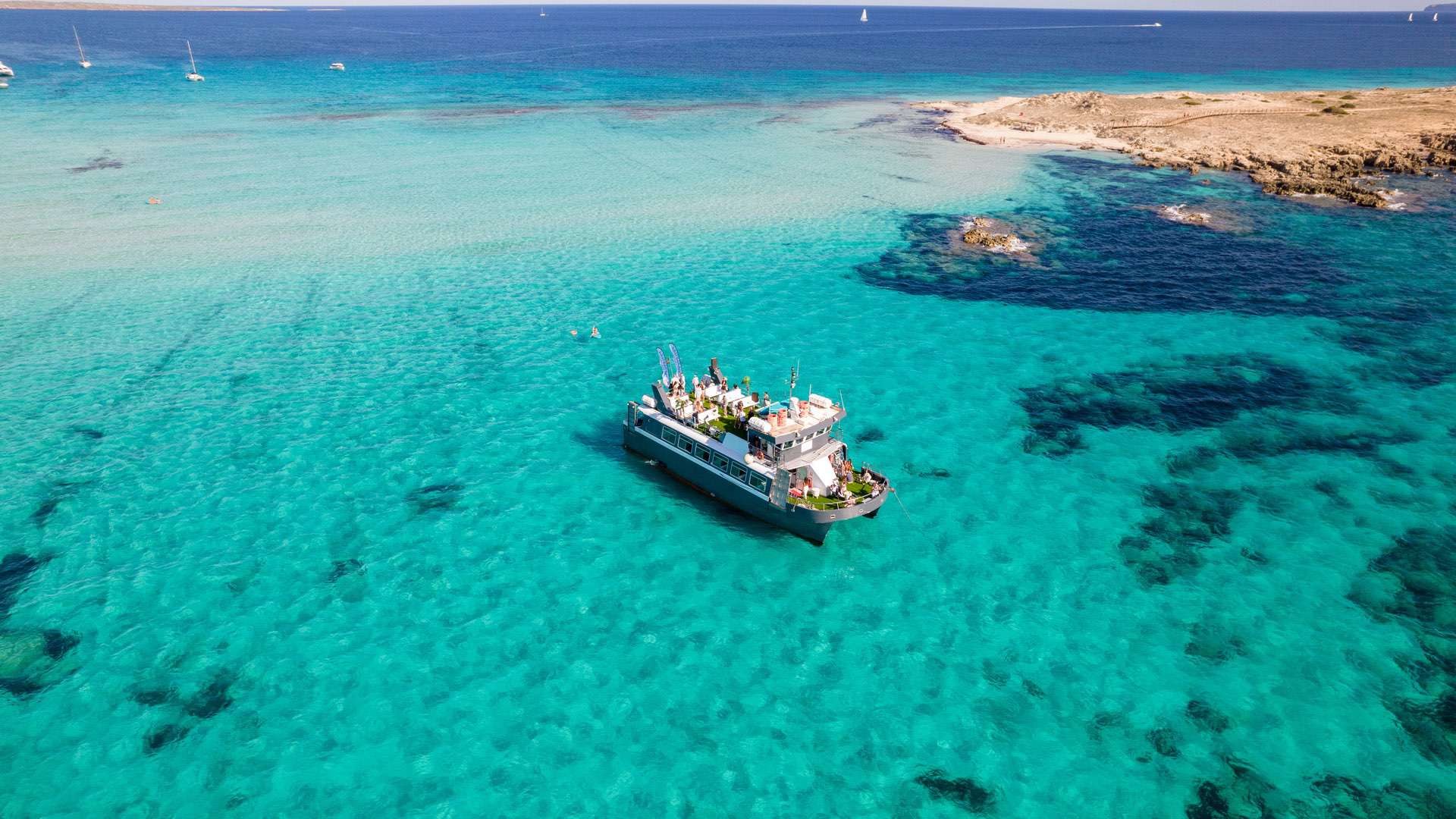 Balade en catamaran à Formentera avec déjeuner et snorkeling.