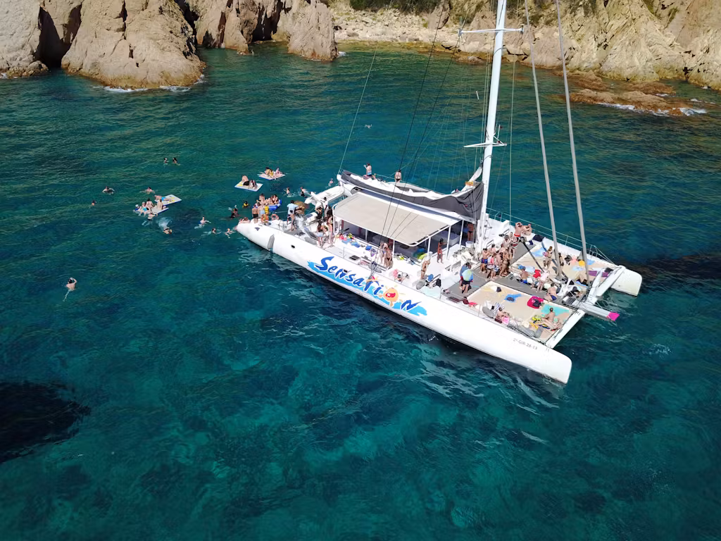 Paseo en catamarán privado de Lloret de Mar con Catamarans Sensations Costa Brava.