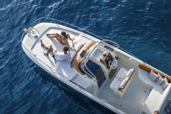 Location de bateau à Tropea (jusqu'à 10 personnes) avec permis – Invictus Yacht CX270 avec Nautica Più Tropea.