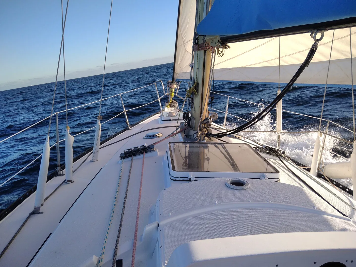 Giro in barca a vela privata lungo Costa del Sol con SUP e drink di benvenuto.
