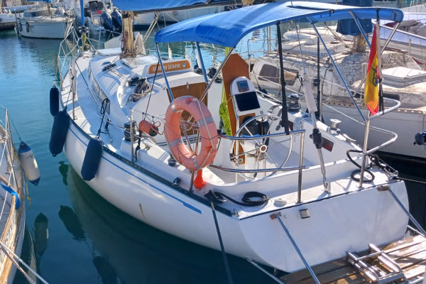 Giro in barca a vela privata lungo Costa del Sol con SUP e drink di benvenuto.